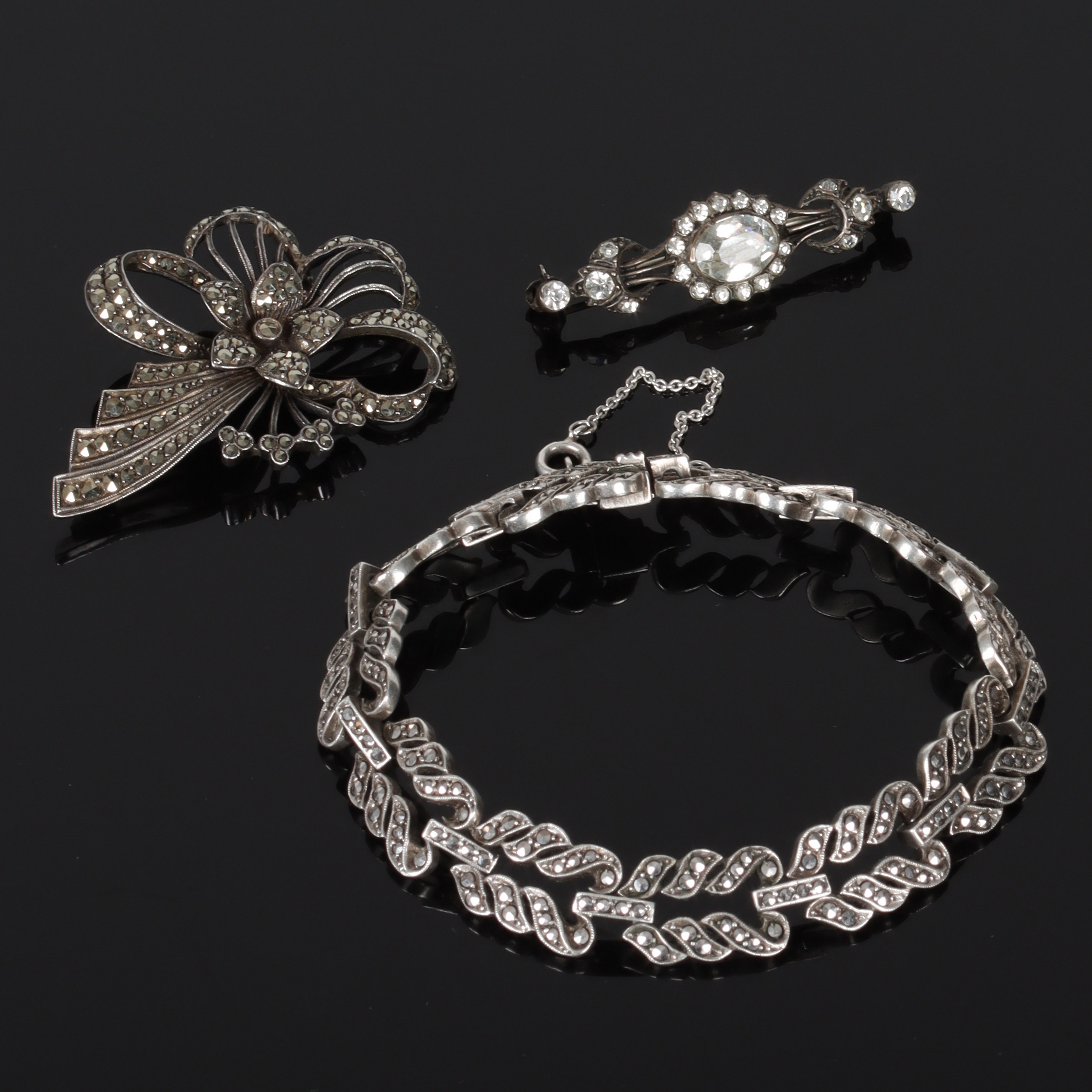 ARMBAND, BROSCHER, 2 st, silver, tidigt 1900-tal.