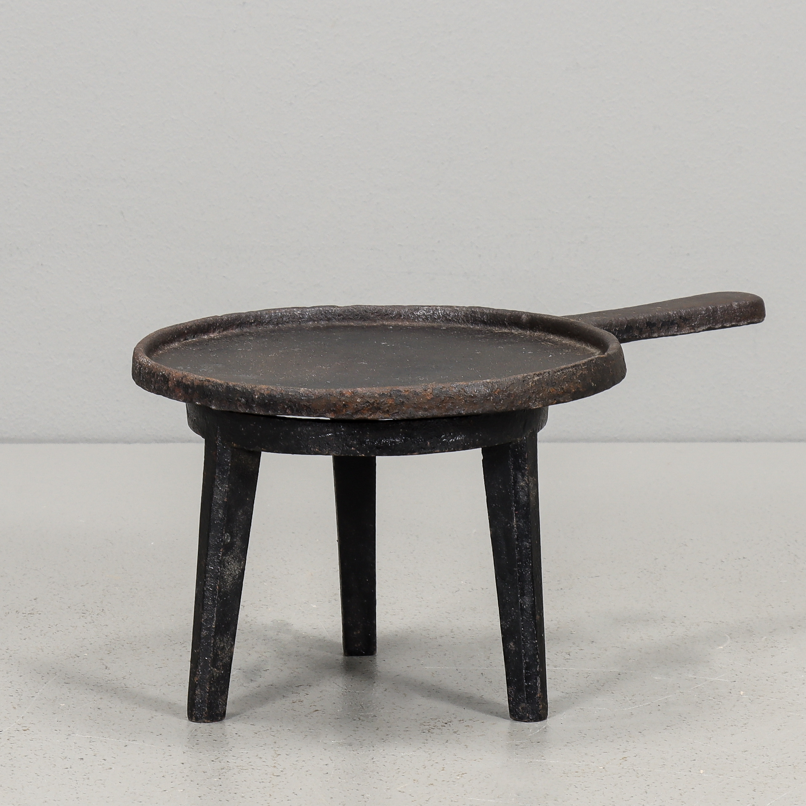 PLÄTTLAGG med trefots, järn, 17/1800-tal.
