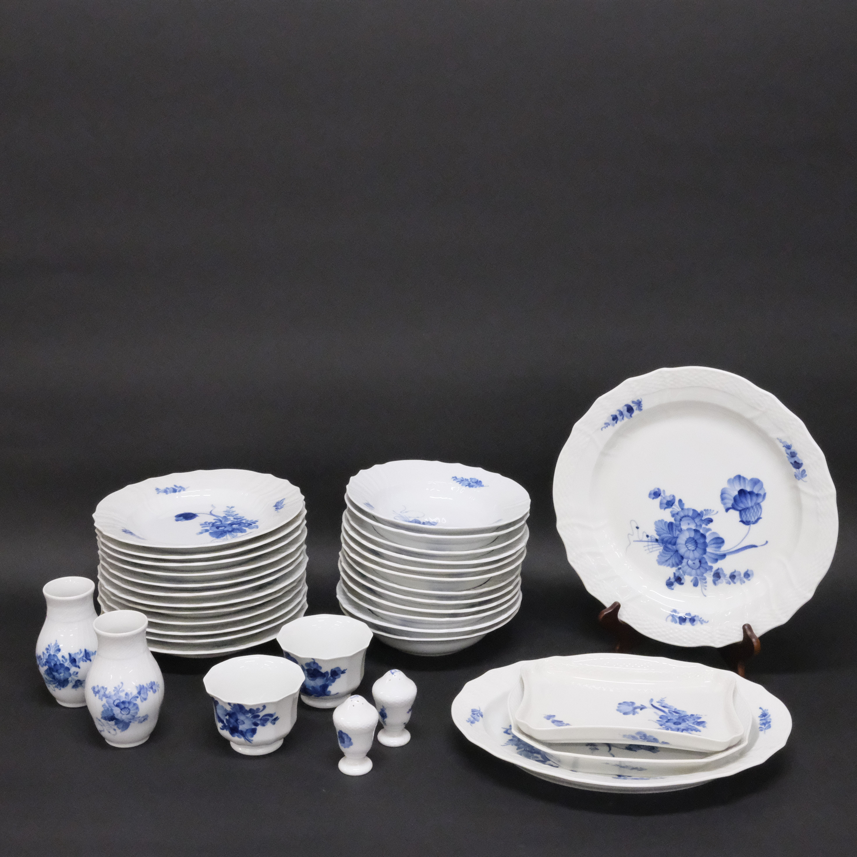 ROYAL COPENHAGEN, MATSERVIS BLÅ BLOMST, 34 DELAR.