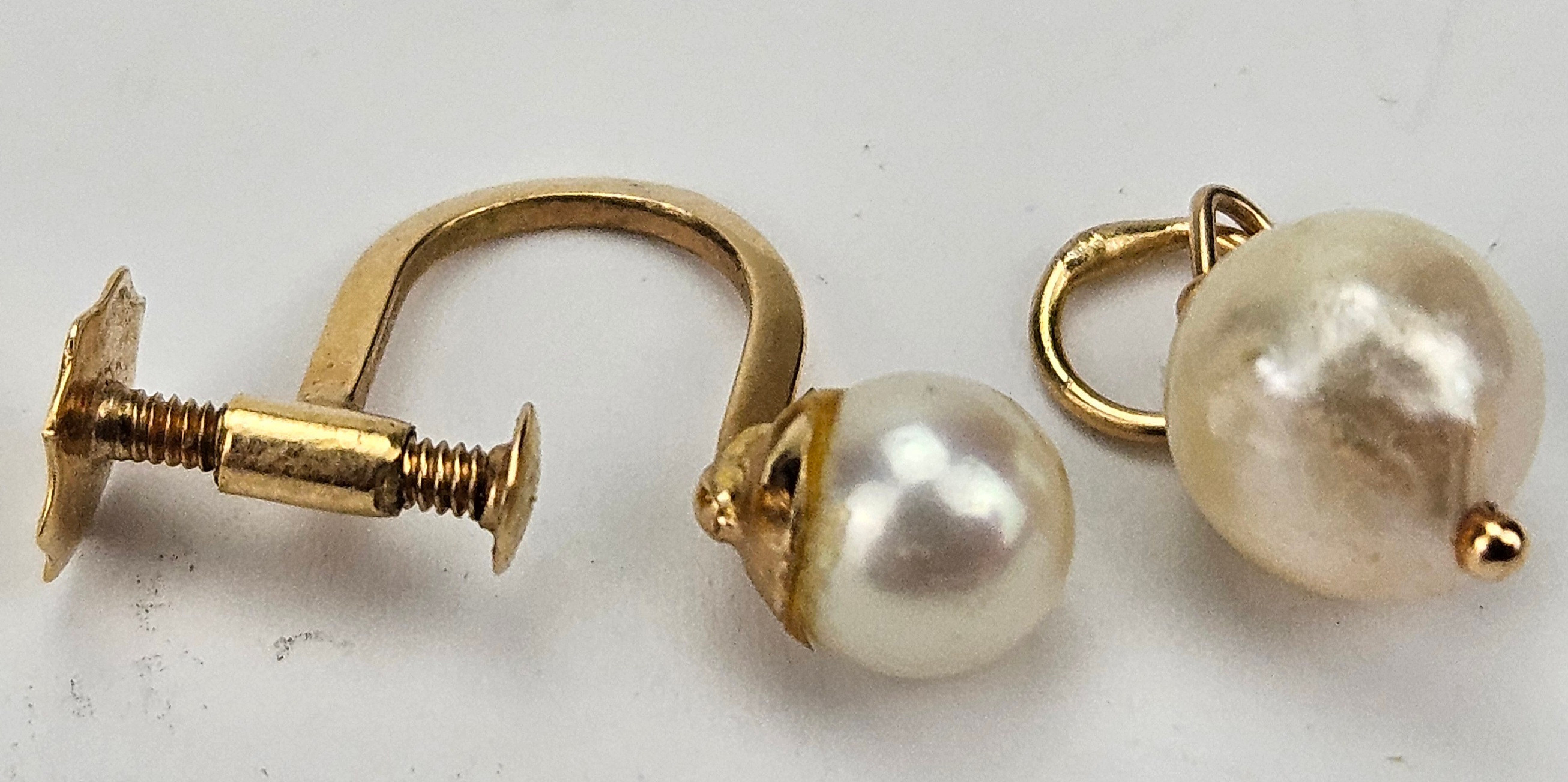 HÄNGE OCH ÖRHÄNGE, guld, 18K, med pärlor, sannolikt skalpärlor, total vikt ca. 1,2 gram.