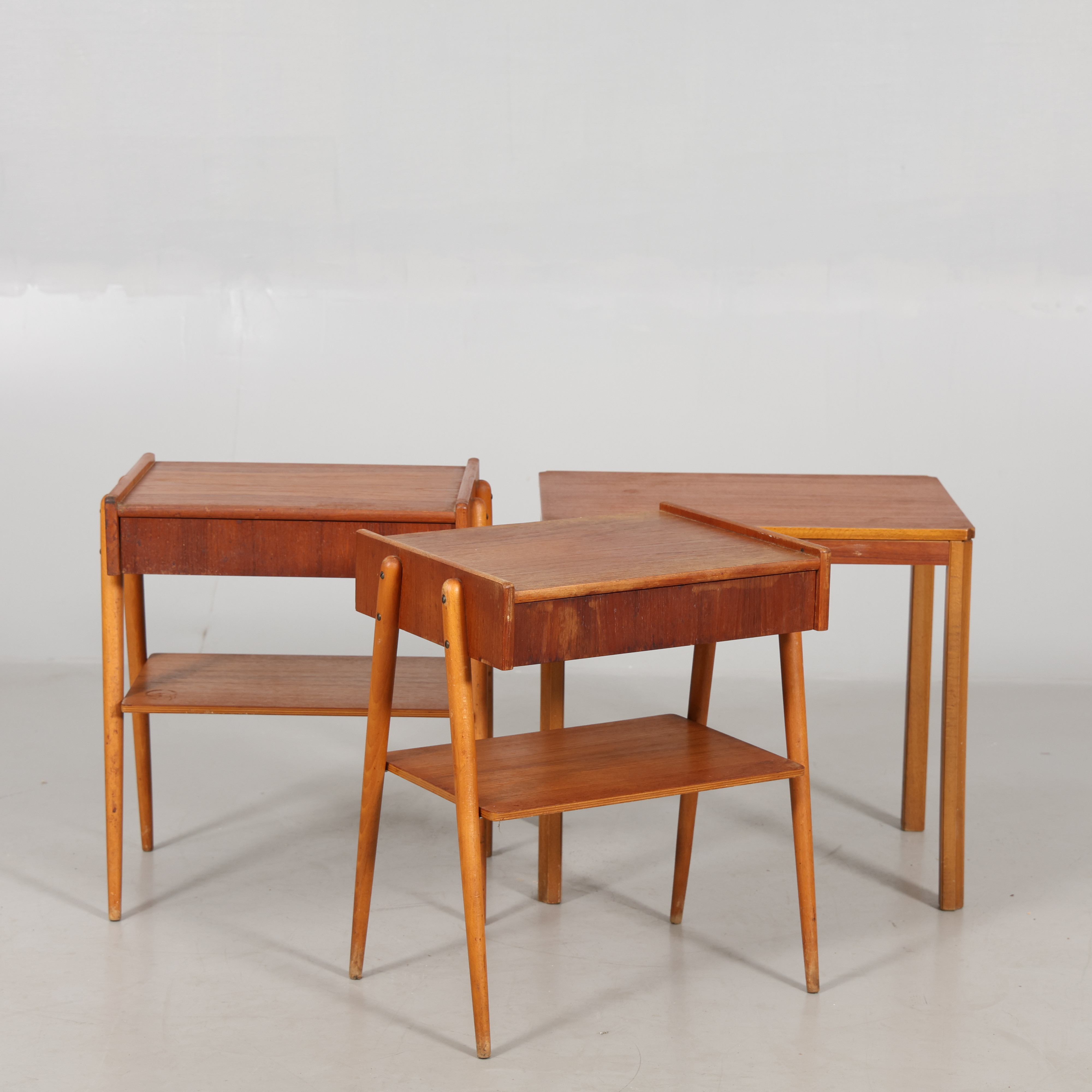 SÄNGBORD 1 par samt SIDOBORD, teak 1900-talets mitt.