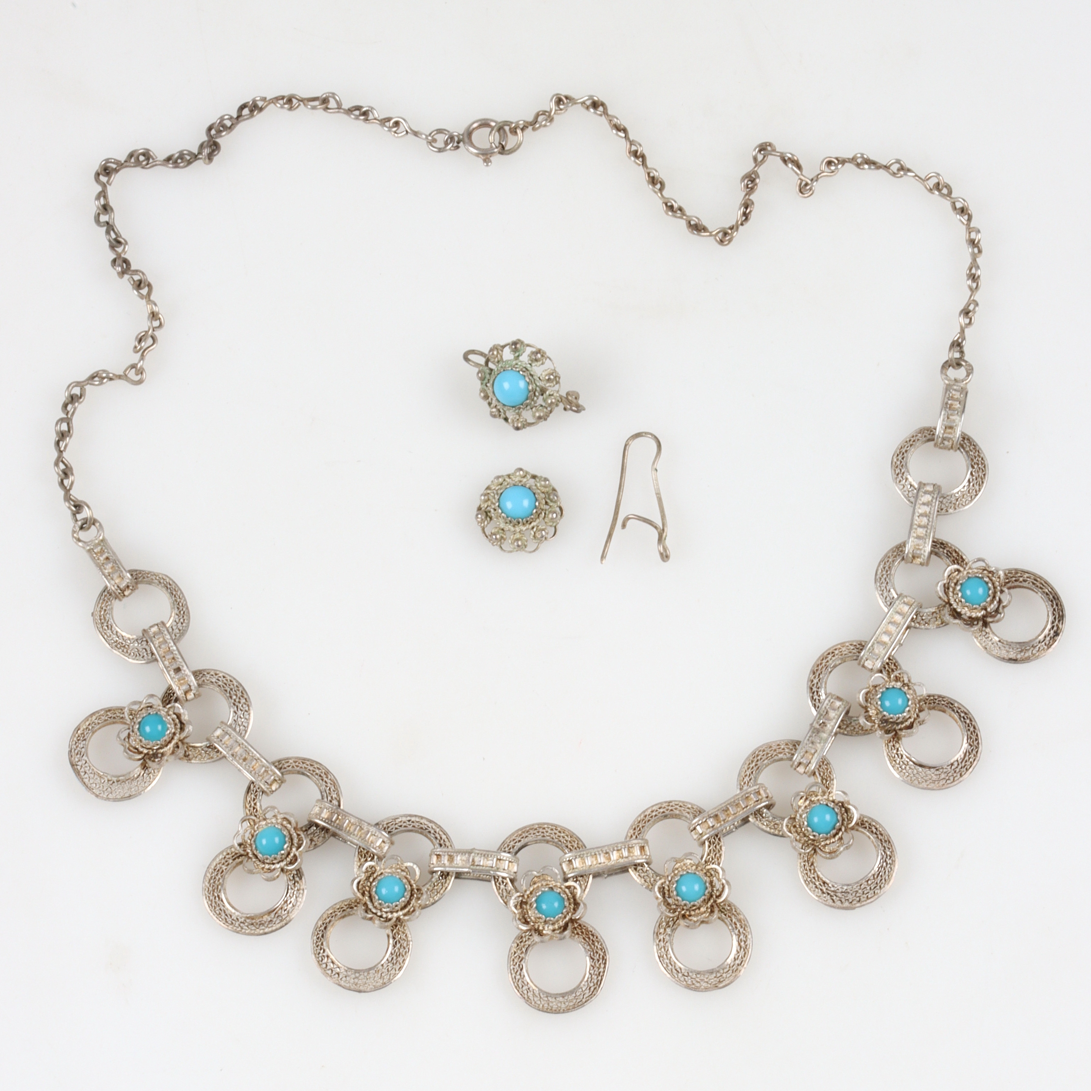COLLIER, ÖRHÄNGEN, 2 st, sterlingsilver och turkoser, troligen Spanien, 1900-tal.