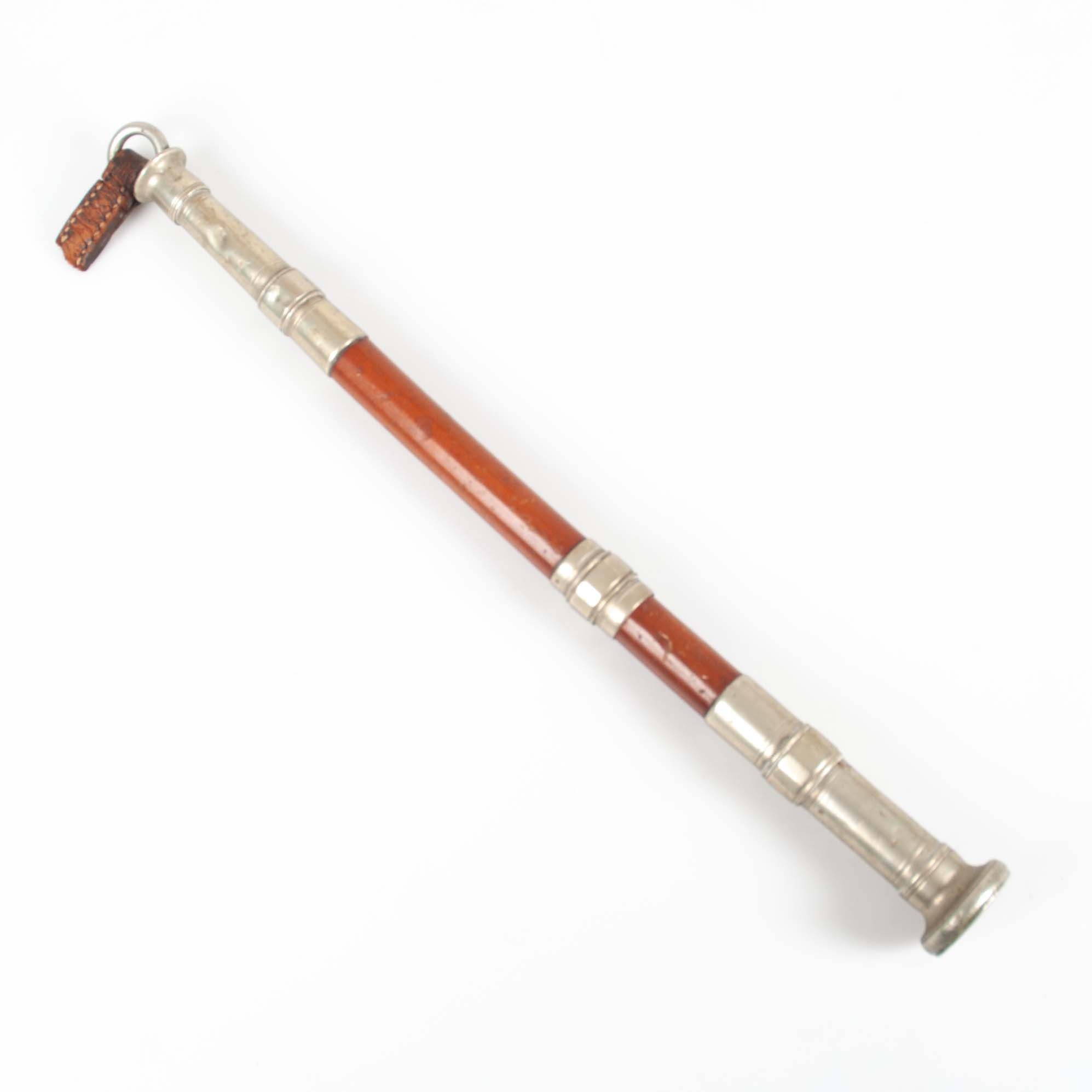 RIDSPÖ. Handtag till ridspö, 1900-talets första del, trä och vitmetall.