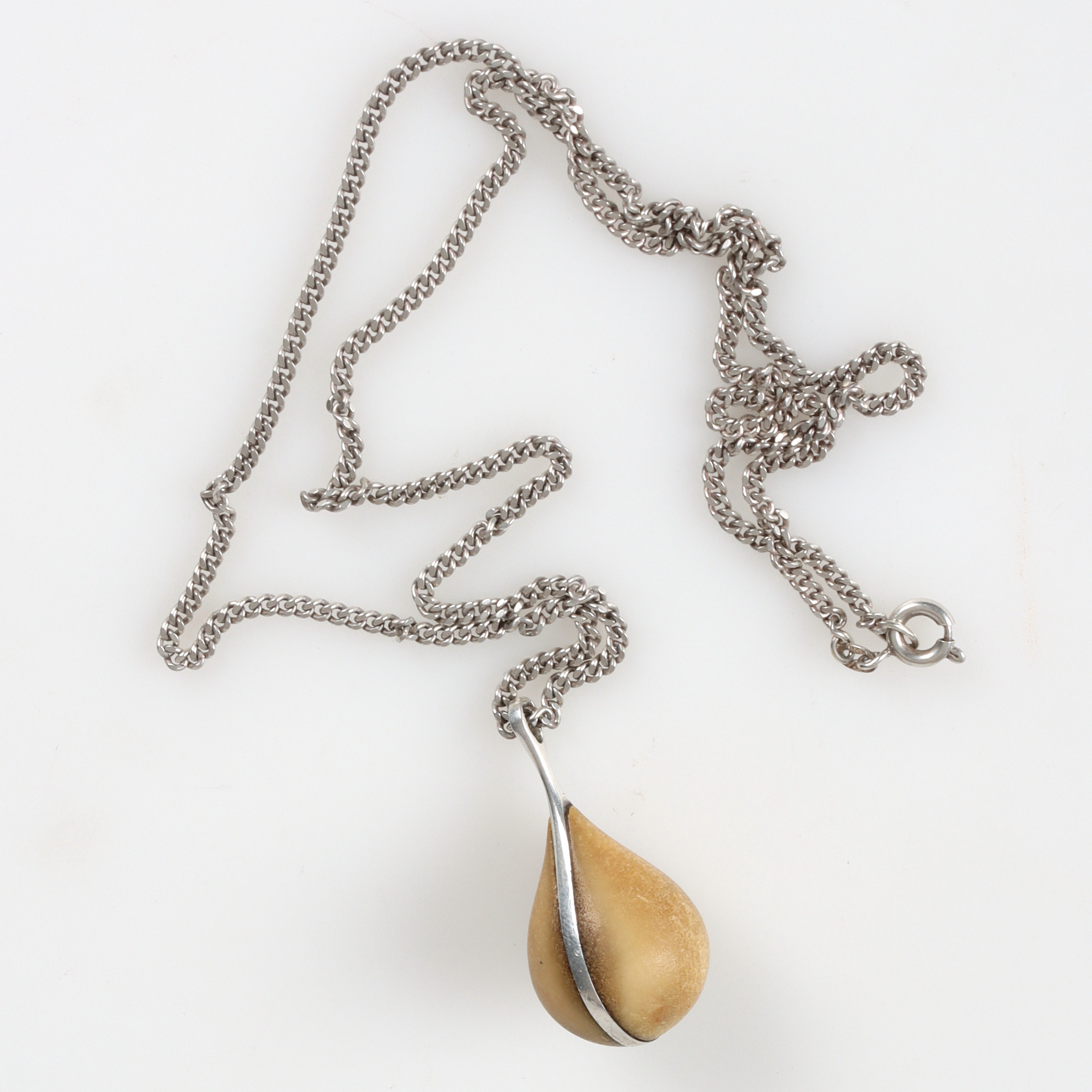 ESSE POGGATS. Hänge, silver och renhorn, signerad.