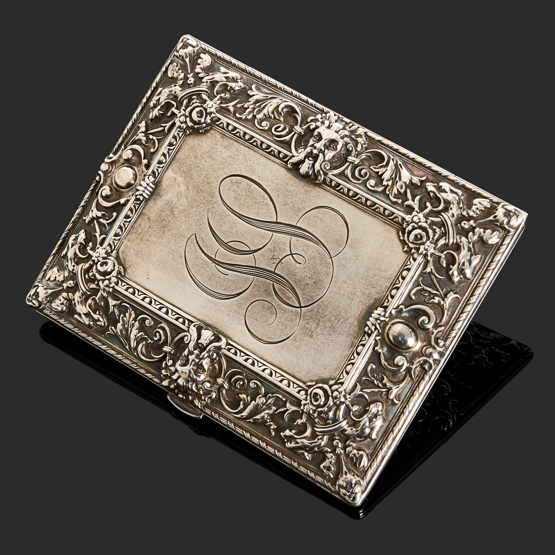 CIGARETTETUI, sterlingsilver, reliefdekor, förgylld insida.