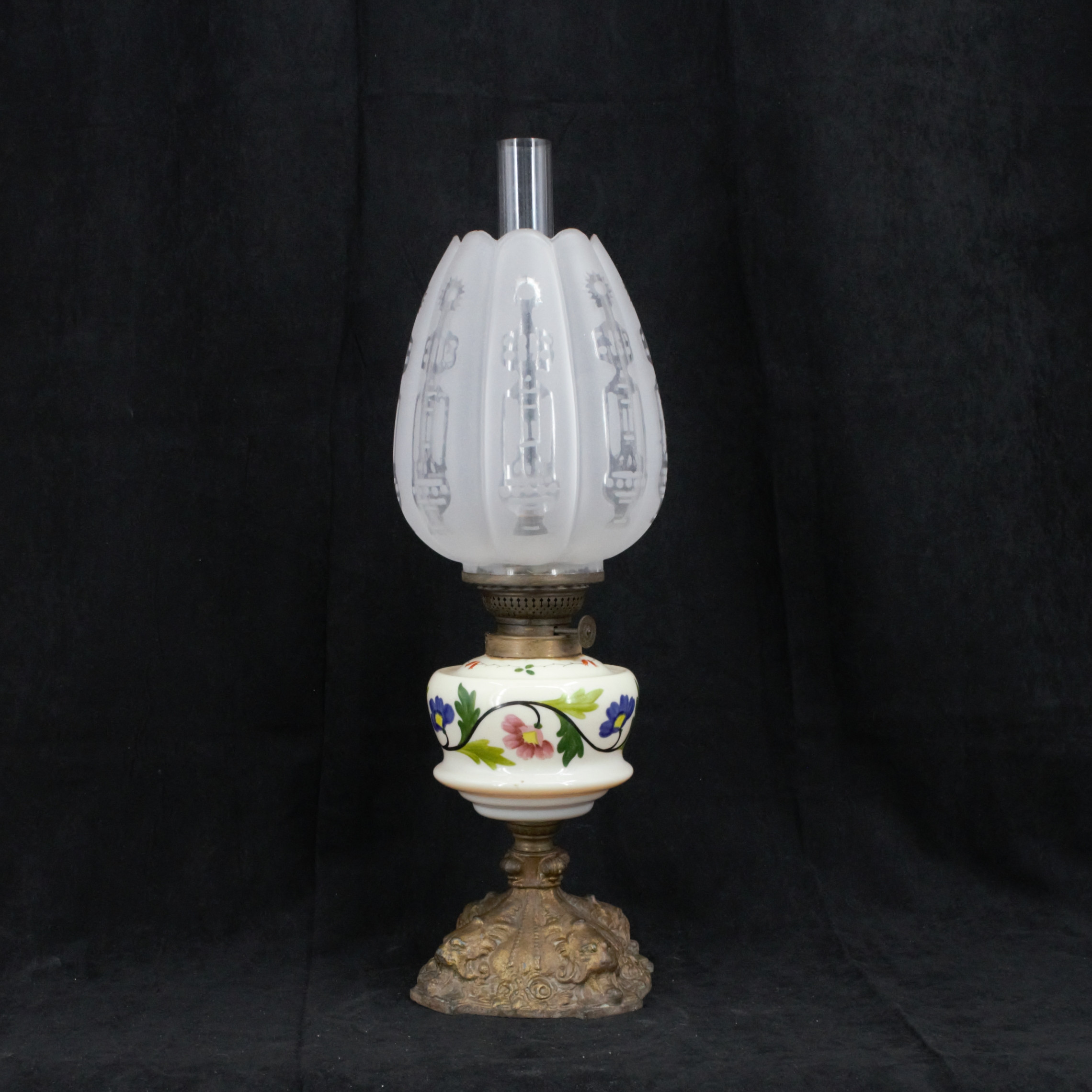 BORDSFOTOGENLAMPA, fot av metall, bemålad glasbehållare, kupa med etsad dekor, 1900-tal.