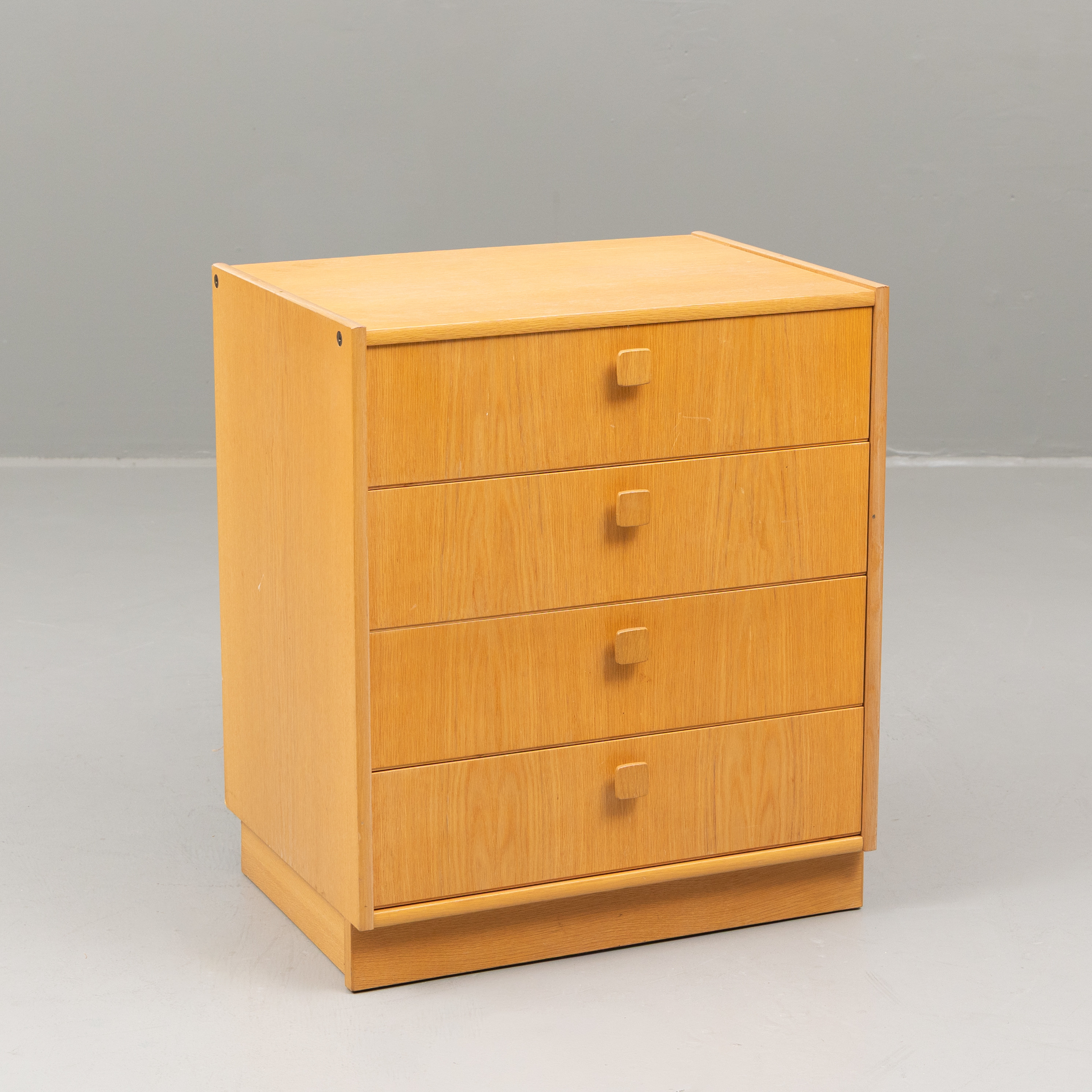 BERTIL FRIDHAGEN. Byrå, ekfanér, Bodafors, 1900-talets andra hälft.