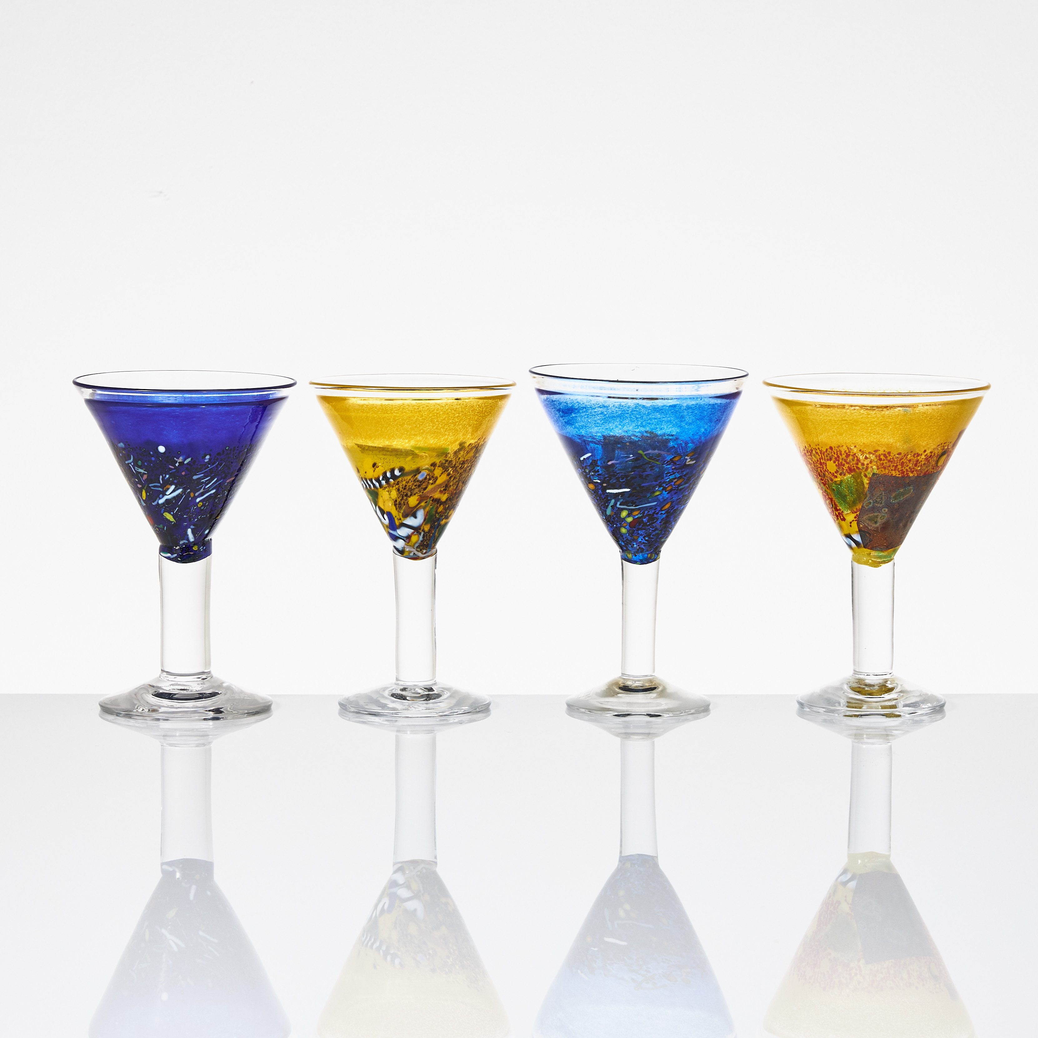 BERTIL VALLIEN. POKALER, "Satellite" 4 stycken, glas med invälsad polykrom dekor. Kosta Boda Artist Collection, signerade.