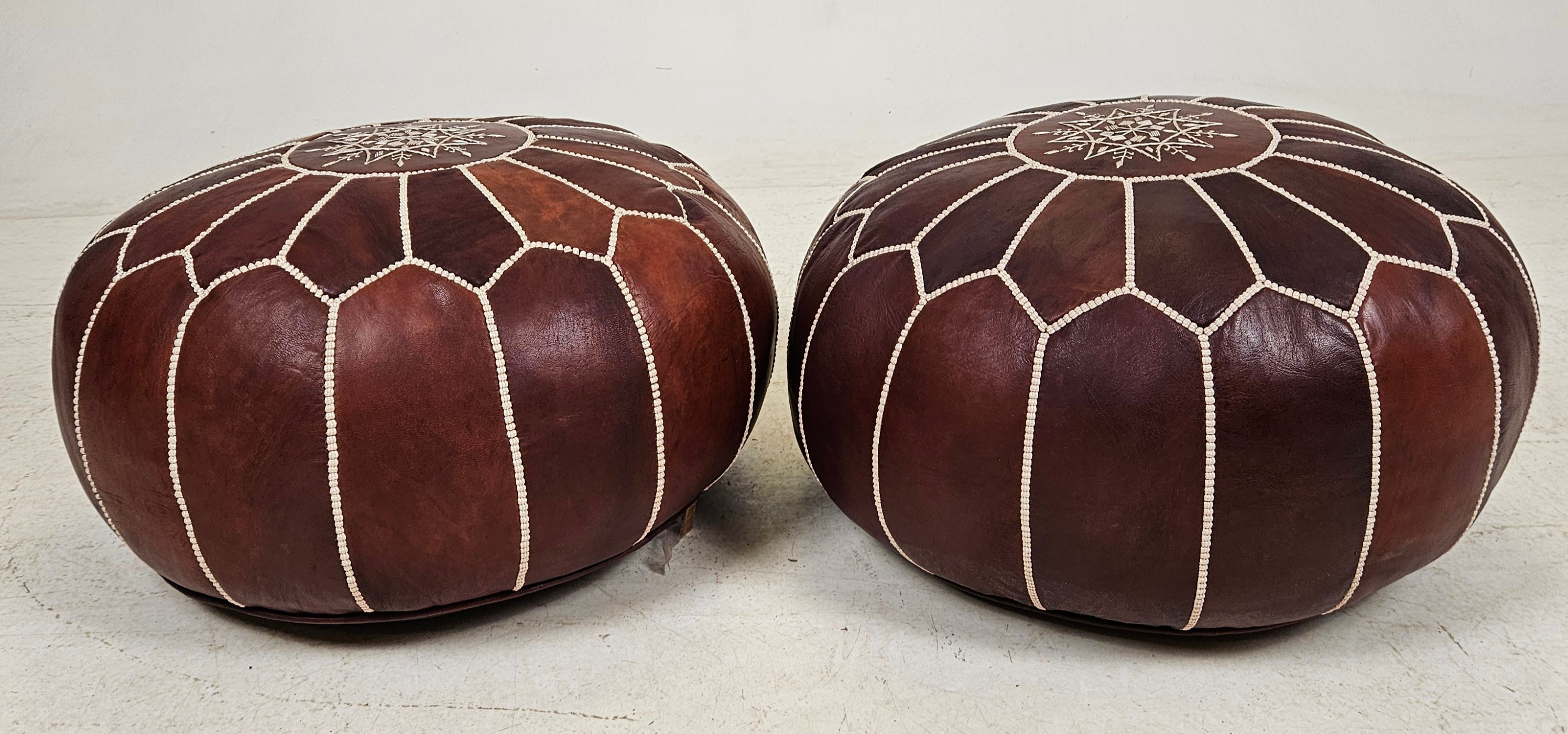 SITTPUFFAR, ett par, orientaliska, 1900-talets andra hälft.