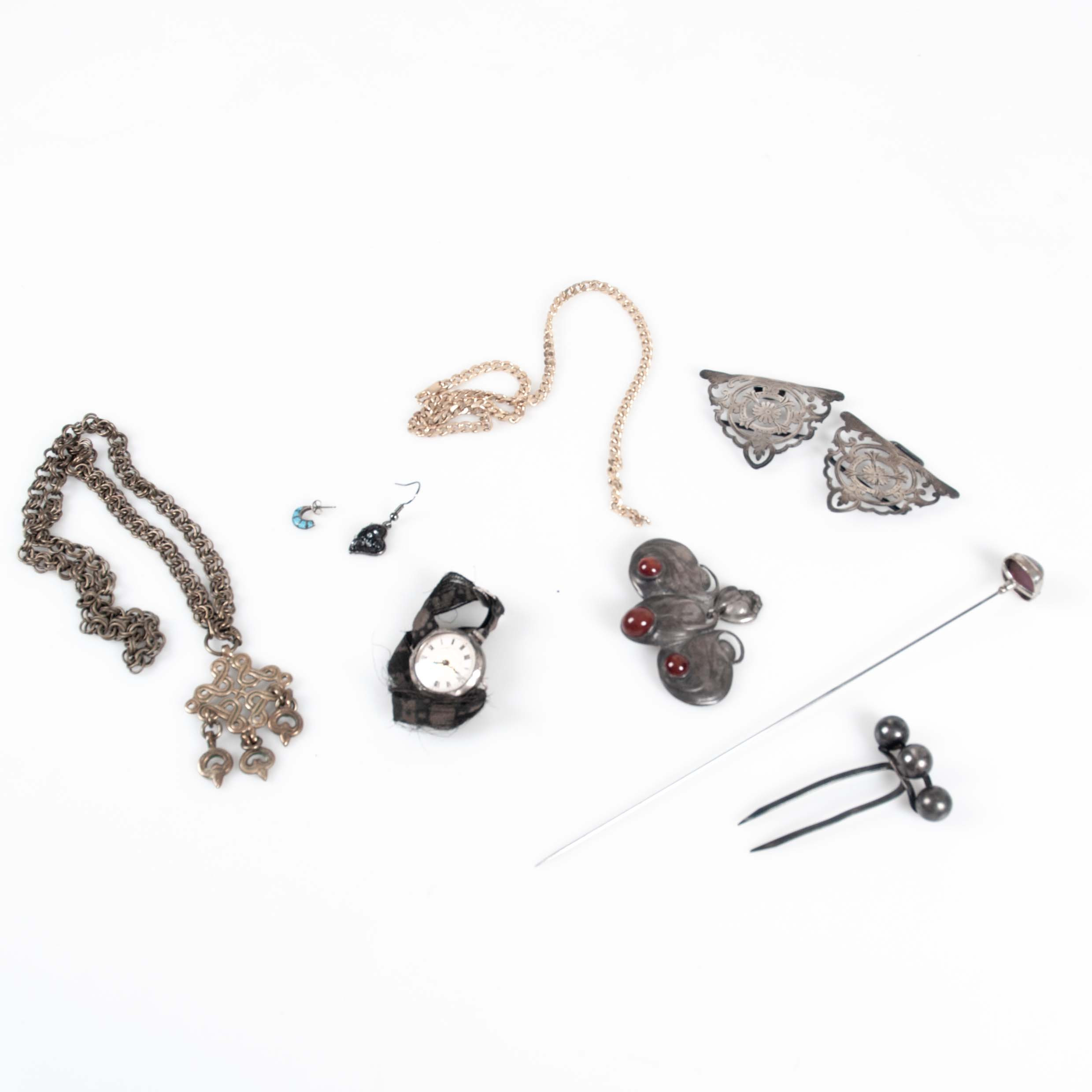 SMYCKEN. 9 delar, bl.a Kalevala Koru. Hattnål, armbandsur, spänne, collier mm.