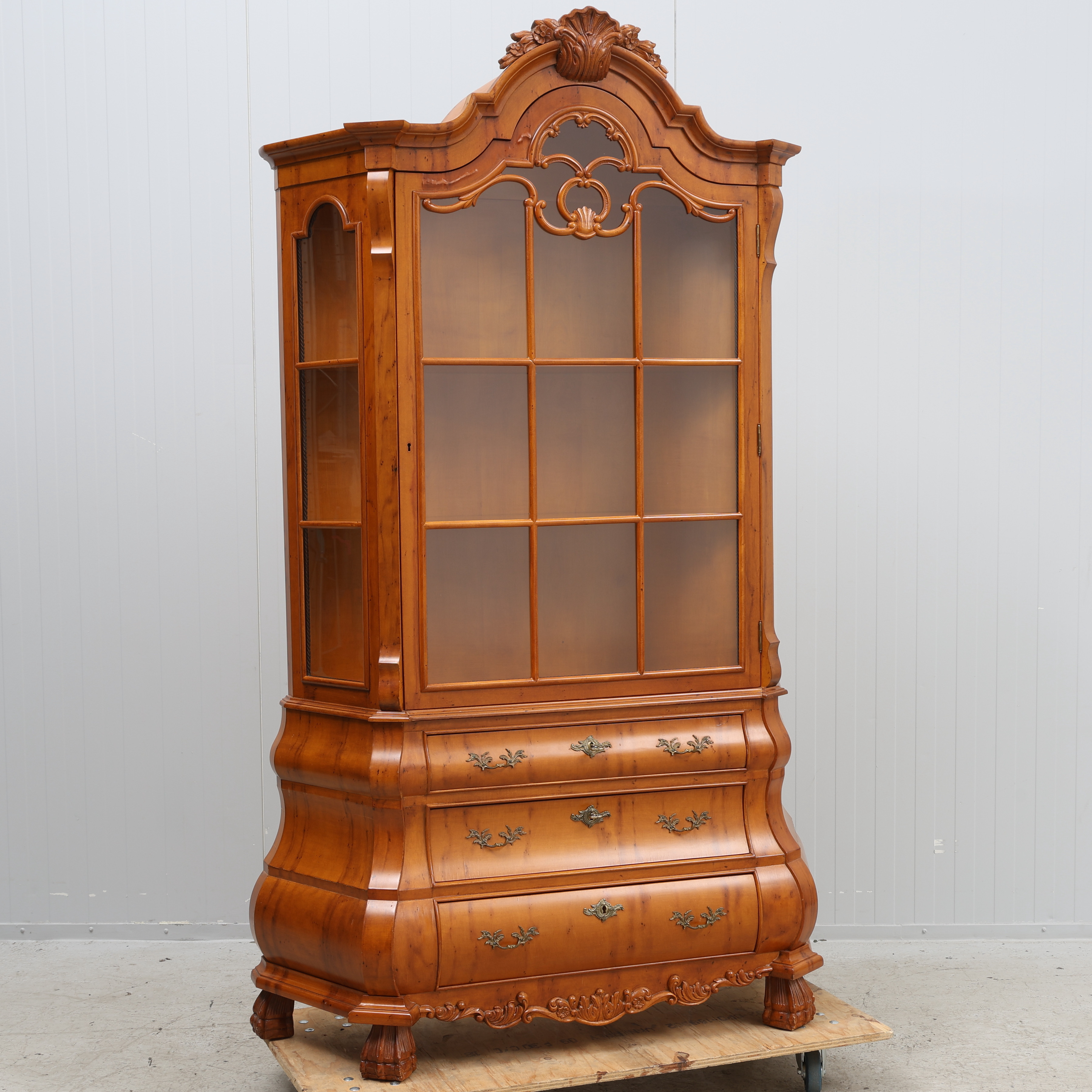 VITRINSKÅP, holländsk barockstil, 1900-tal.