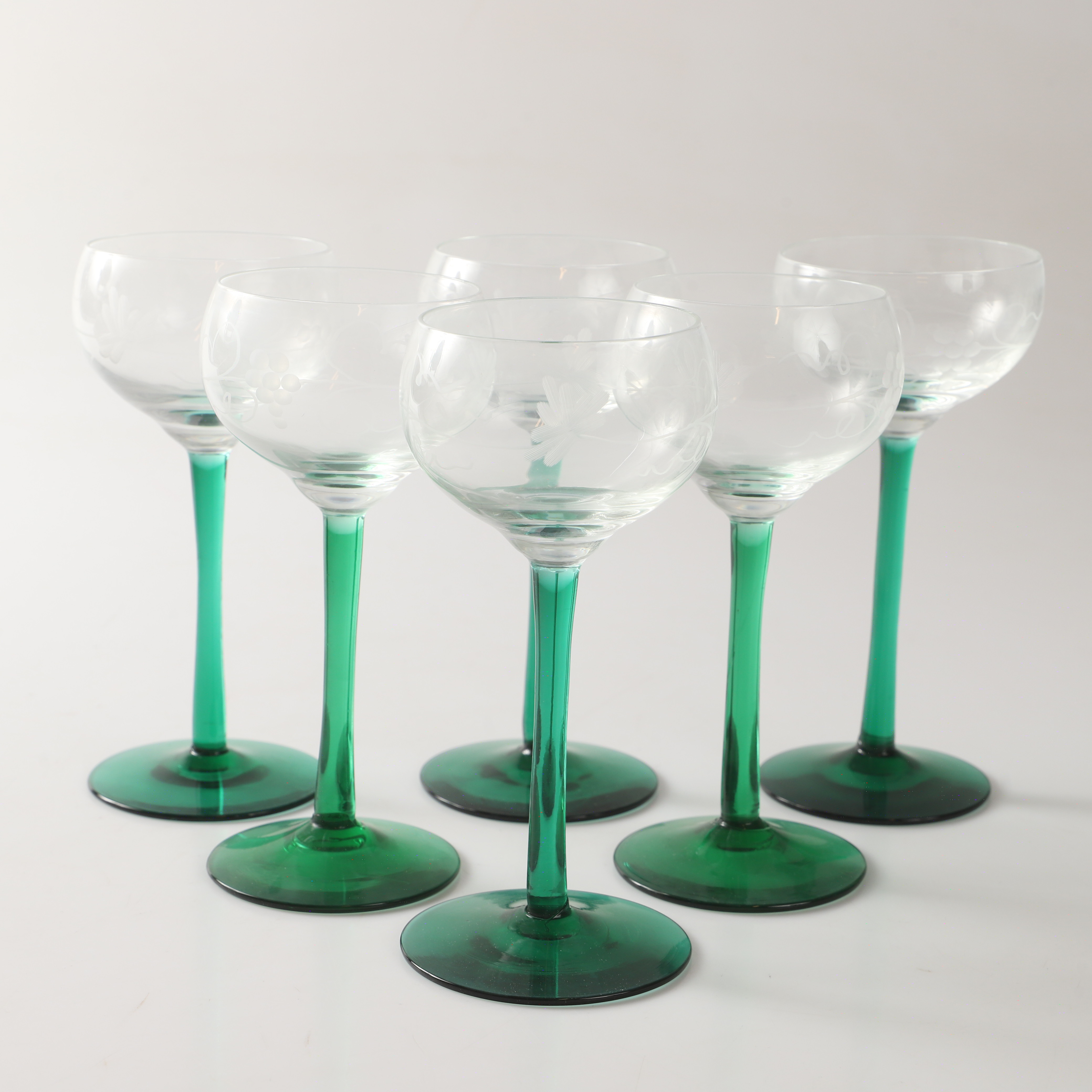 VINGLAS, 6 stycken, med grön fot och druvdekor, 1900-tal.