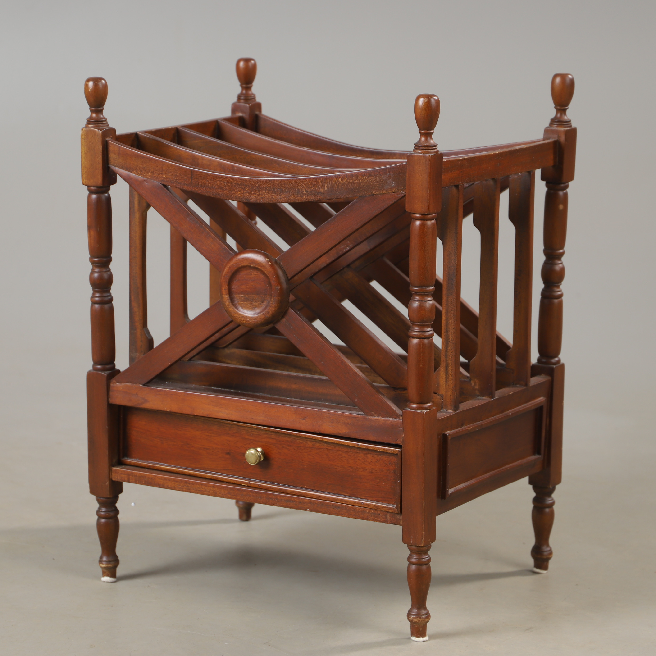 TIDNINGSSTÄLL, mahogny, engelsk stil.