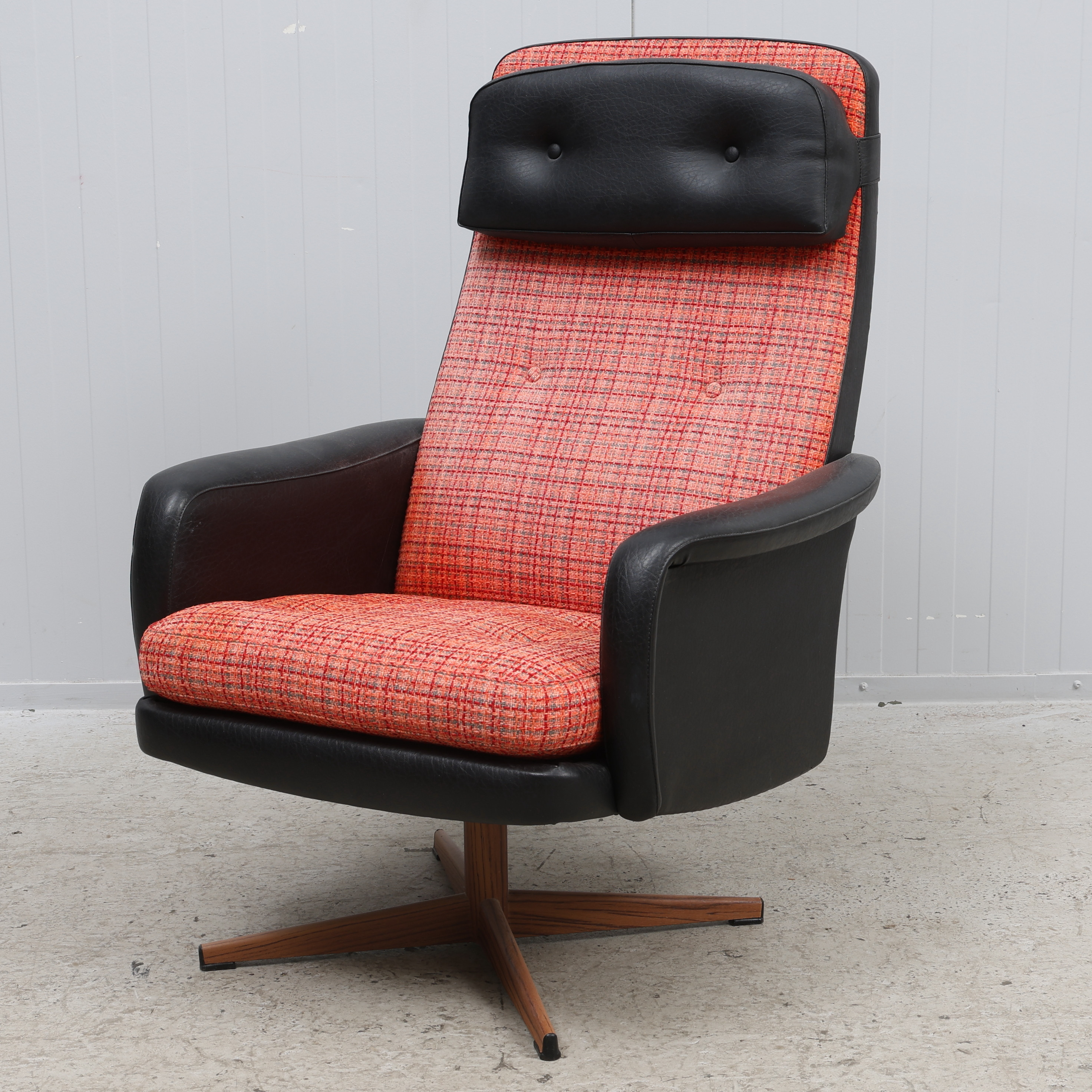 FÅTÖLJ, snurrmodell, galon/tyg, 1970-tal.