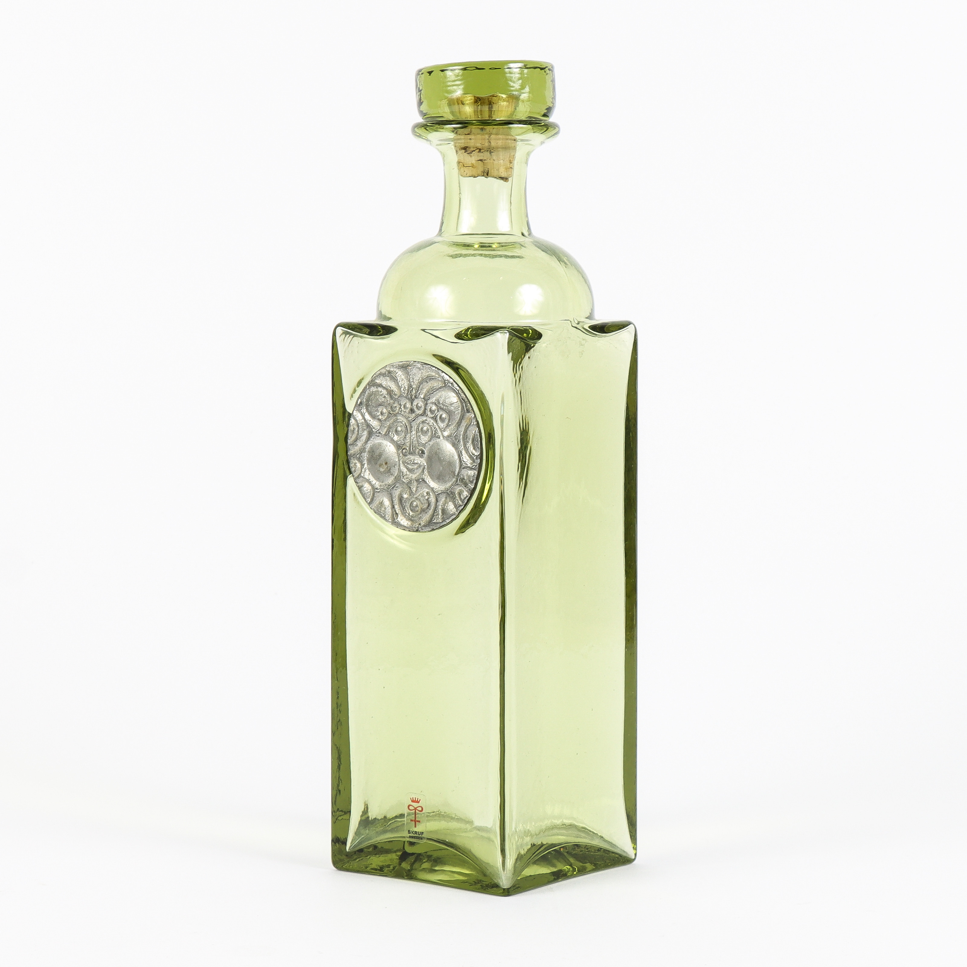 LARS HELLSTEN. Karaff med tennmedaljong, Skrufs Glasbruk.