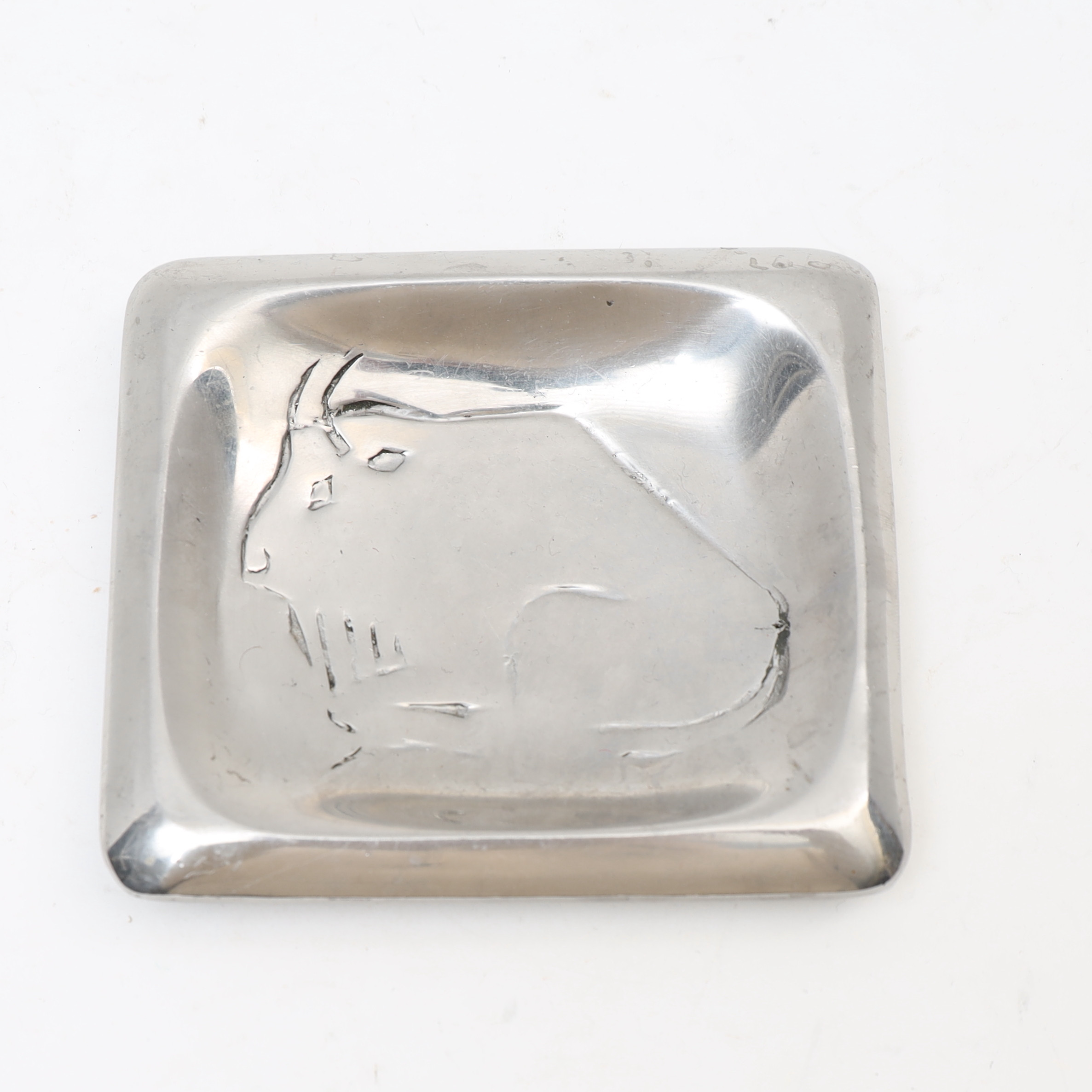 LARS ANDERSSON. Fat, med dekor av tjur, Avesta, Stål daterad 1958.