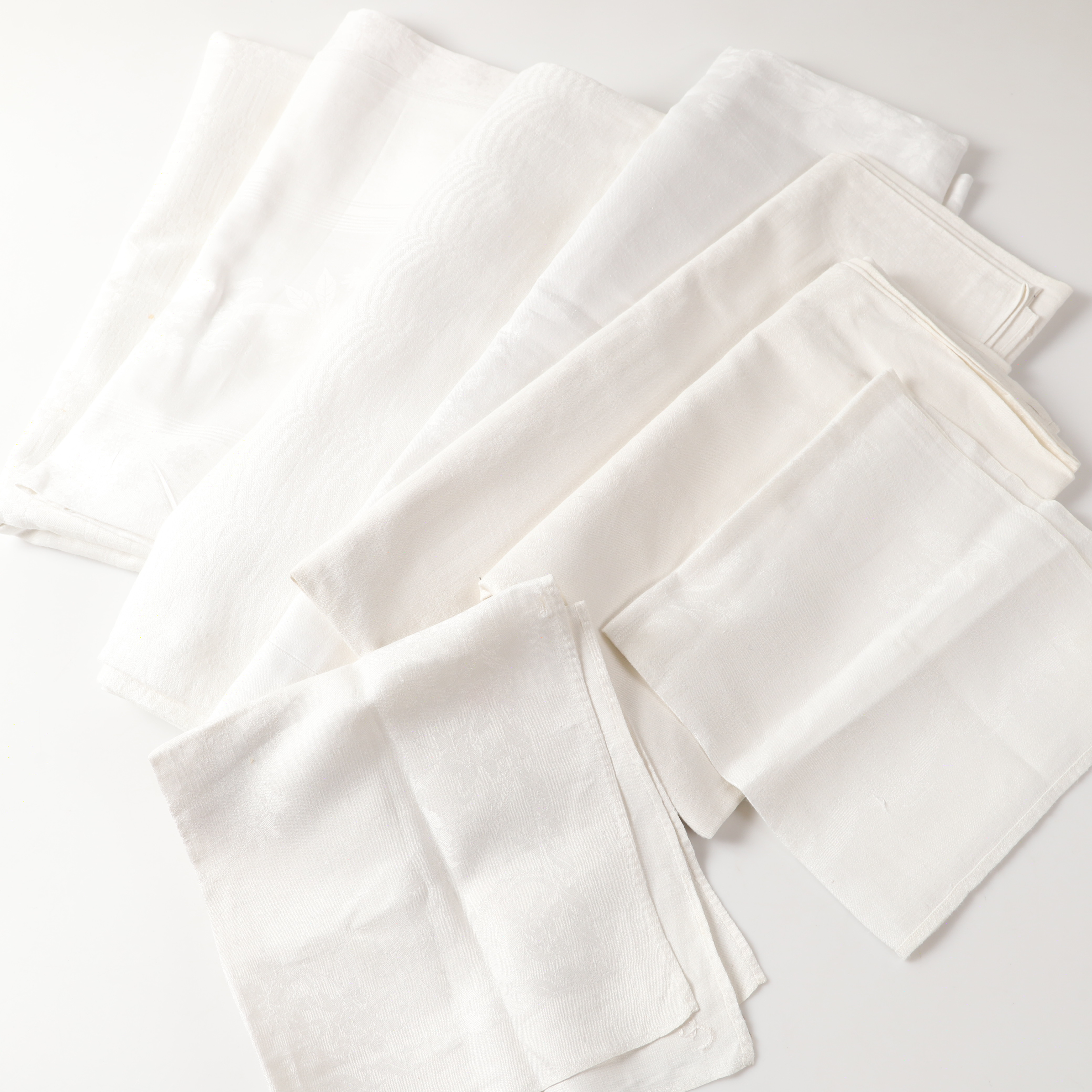 DUKAR OCH SERVETTER, 7 stycken, mestadels linnedamast, 1900-tal.