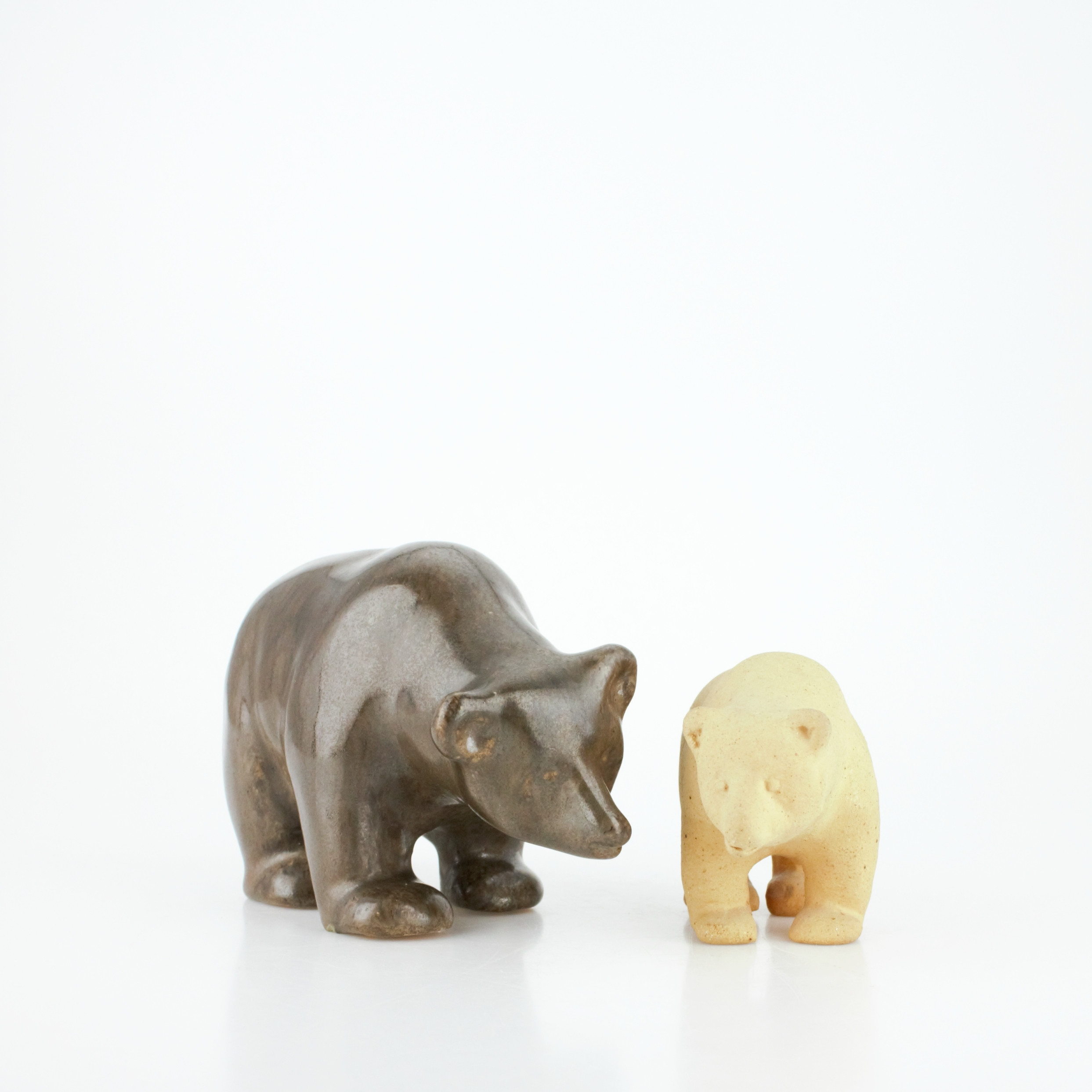 ÅKE HOLM. Skulpturer, björnar, 2 st. glaserat stengods och stengods, signerade.