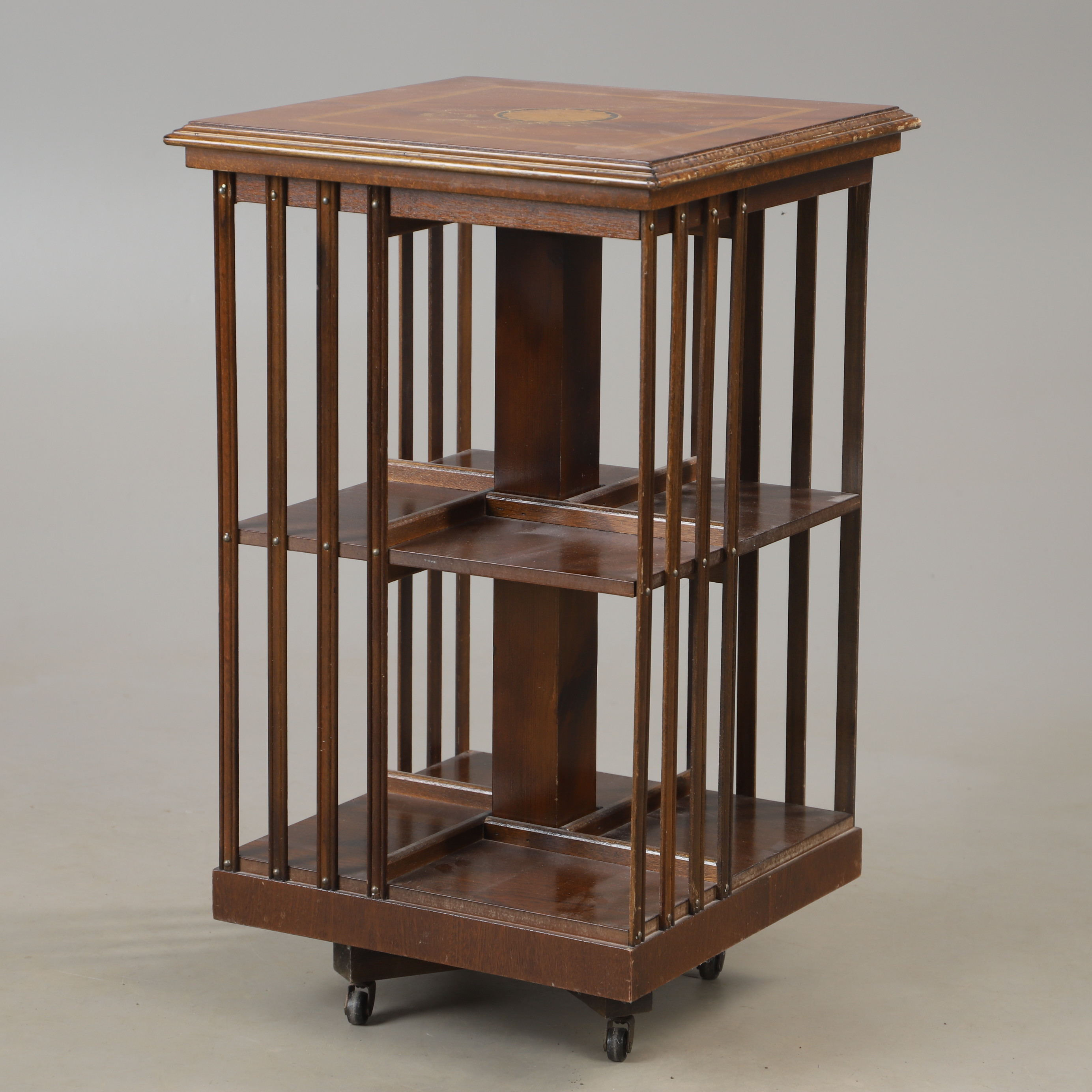 BOKSNURRA, mahogny med intarsia, 1900-talets andra hälft.