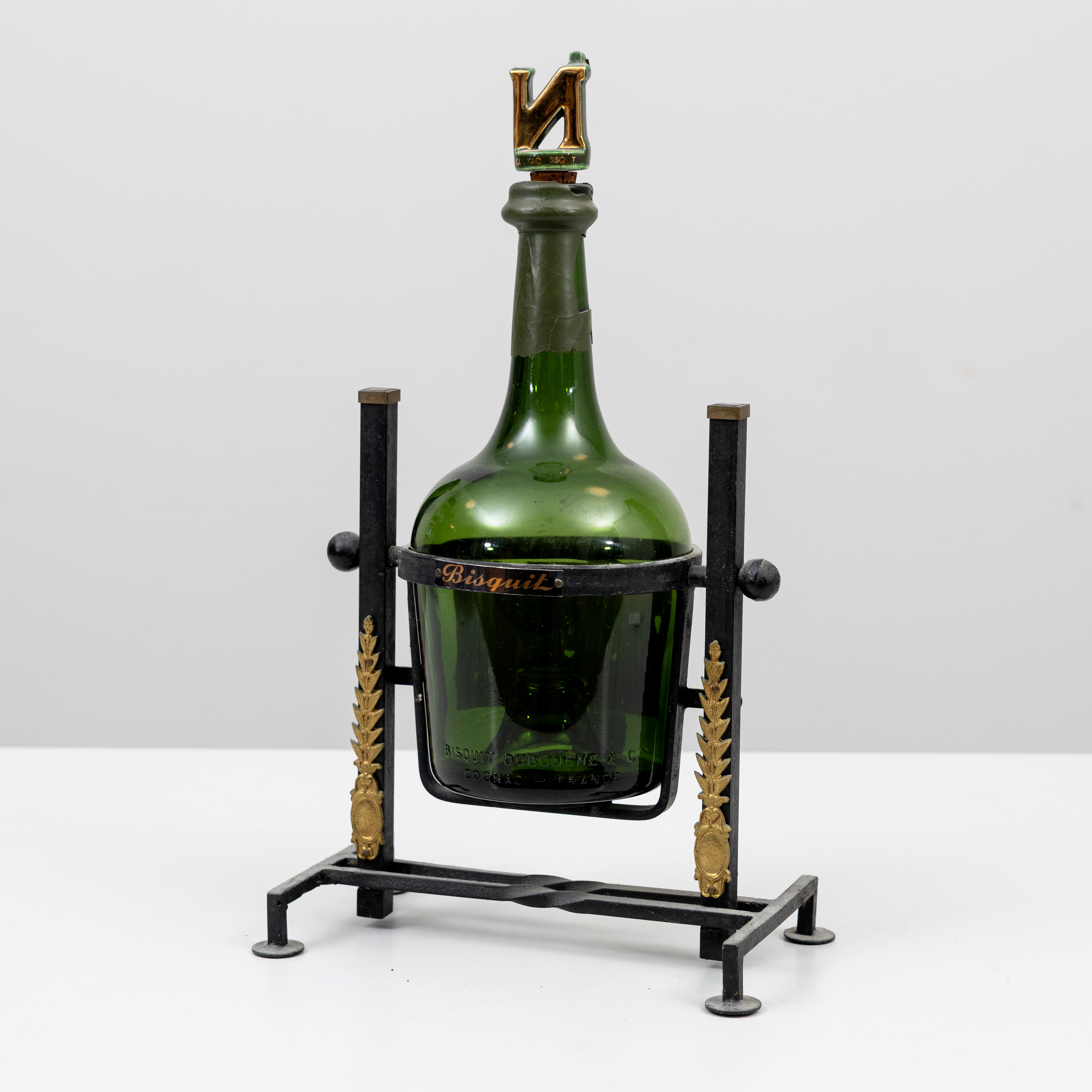 FLASKA, glas samt STÄLLNING, gjutjärn och PROPP i keramik, Cognac, Bisquit Dubouche & Co, Napoleon, Fine Champagne, Frankrike.