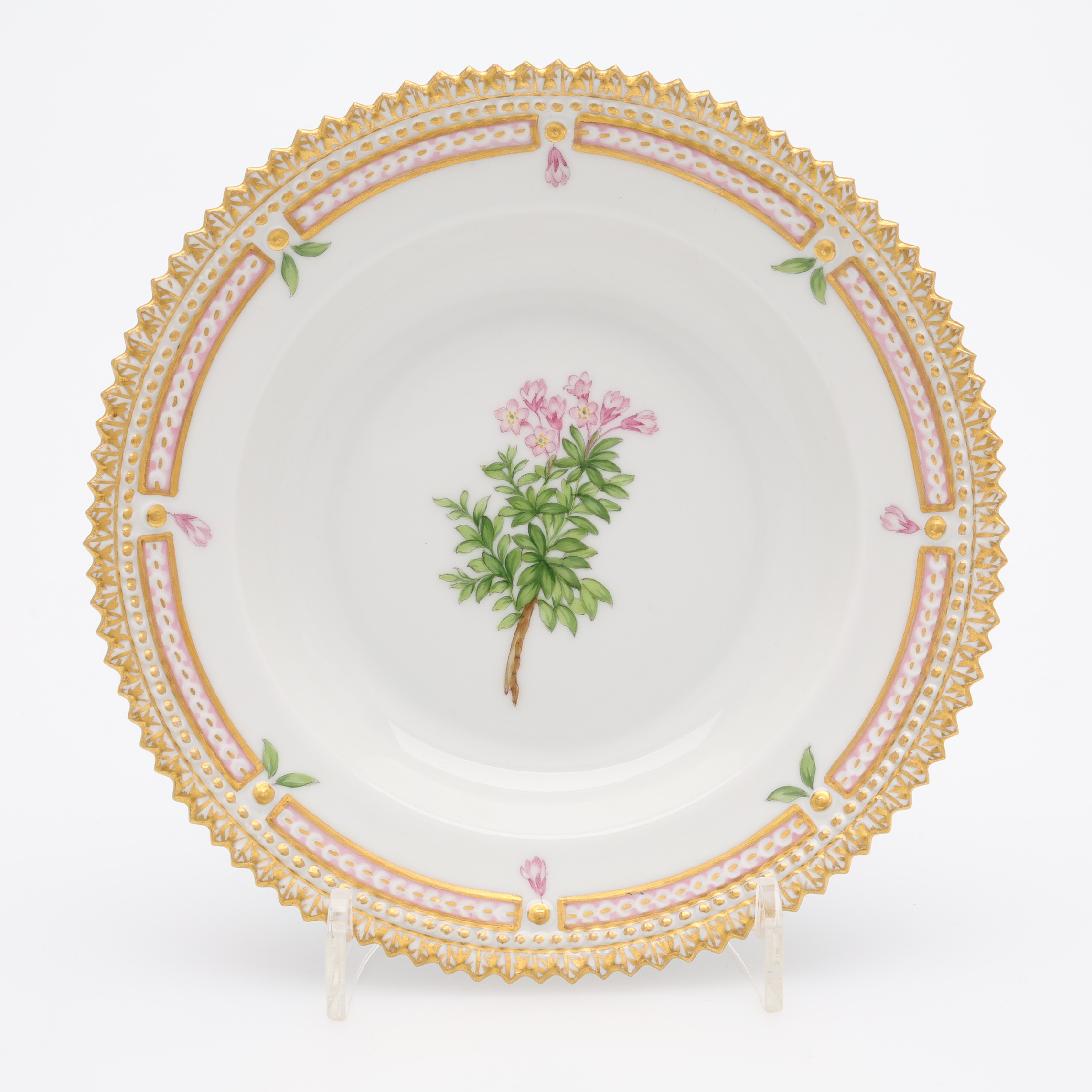 DJUP ASSIETT, PORSLIN, FLORA DANICA, MODELLNUMMER 3590, ROYAL COPENHAGEN, DANMARK, 1962.