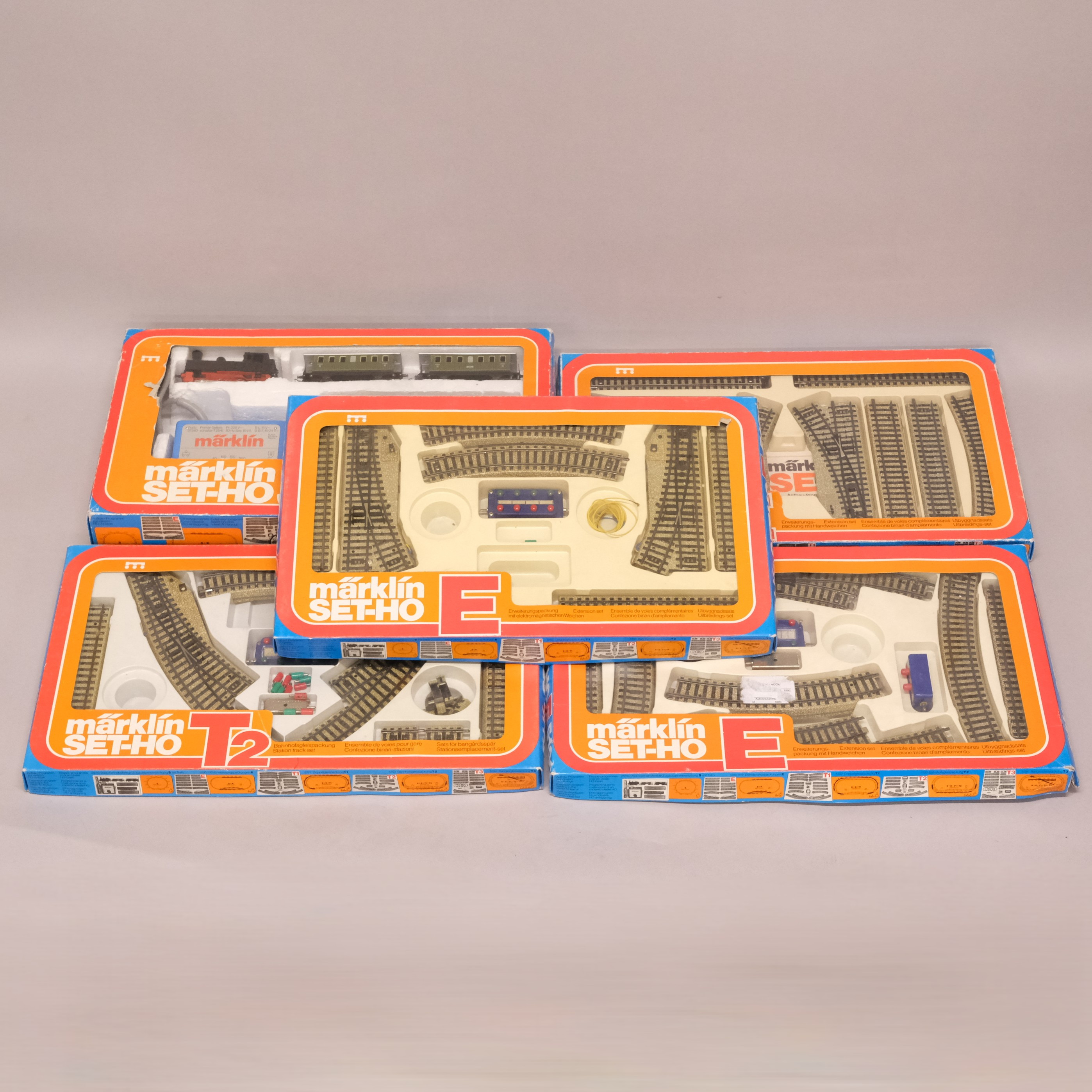 MÄRKLIN. MODELLJÄRNVÄG, STARTSET. FEM LÅDOR. SKALA H0.