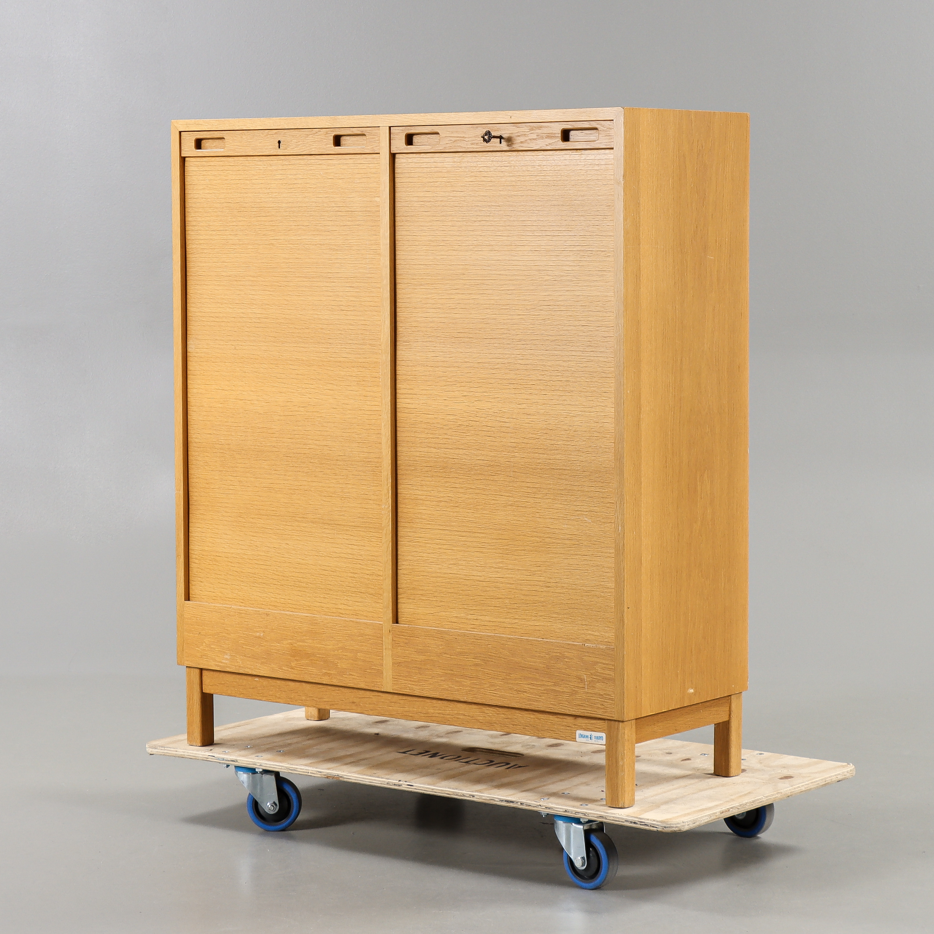 ARKIVSKÅP Ek, med jalusi, Lövgrens, Traryd, 1900-talets andra hälft.