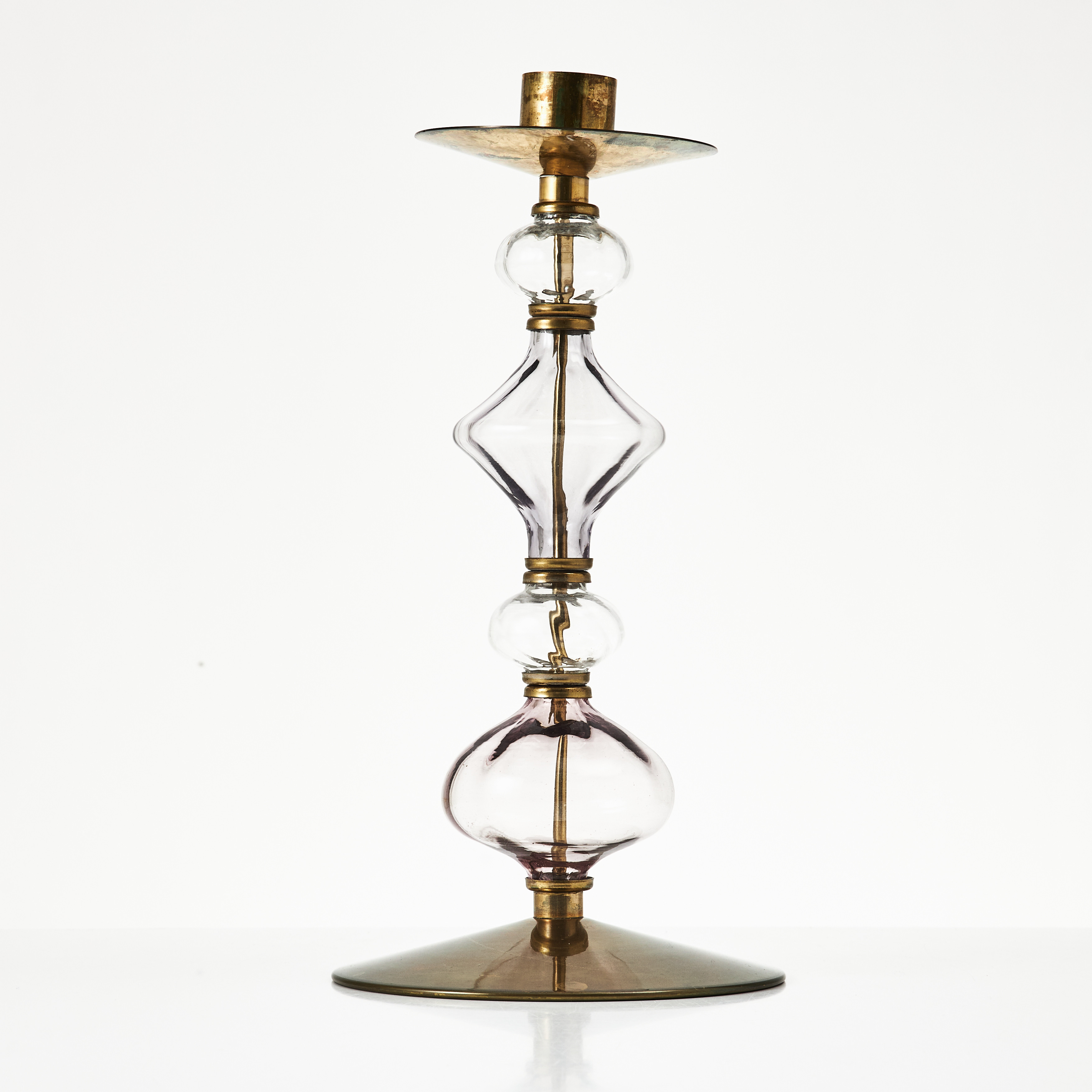 ERIK HÖGLUND. TILLSKRIVEN. Ljusstake, mässing och glas, 1900-talets andra hälft.