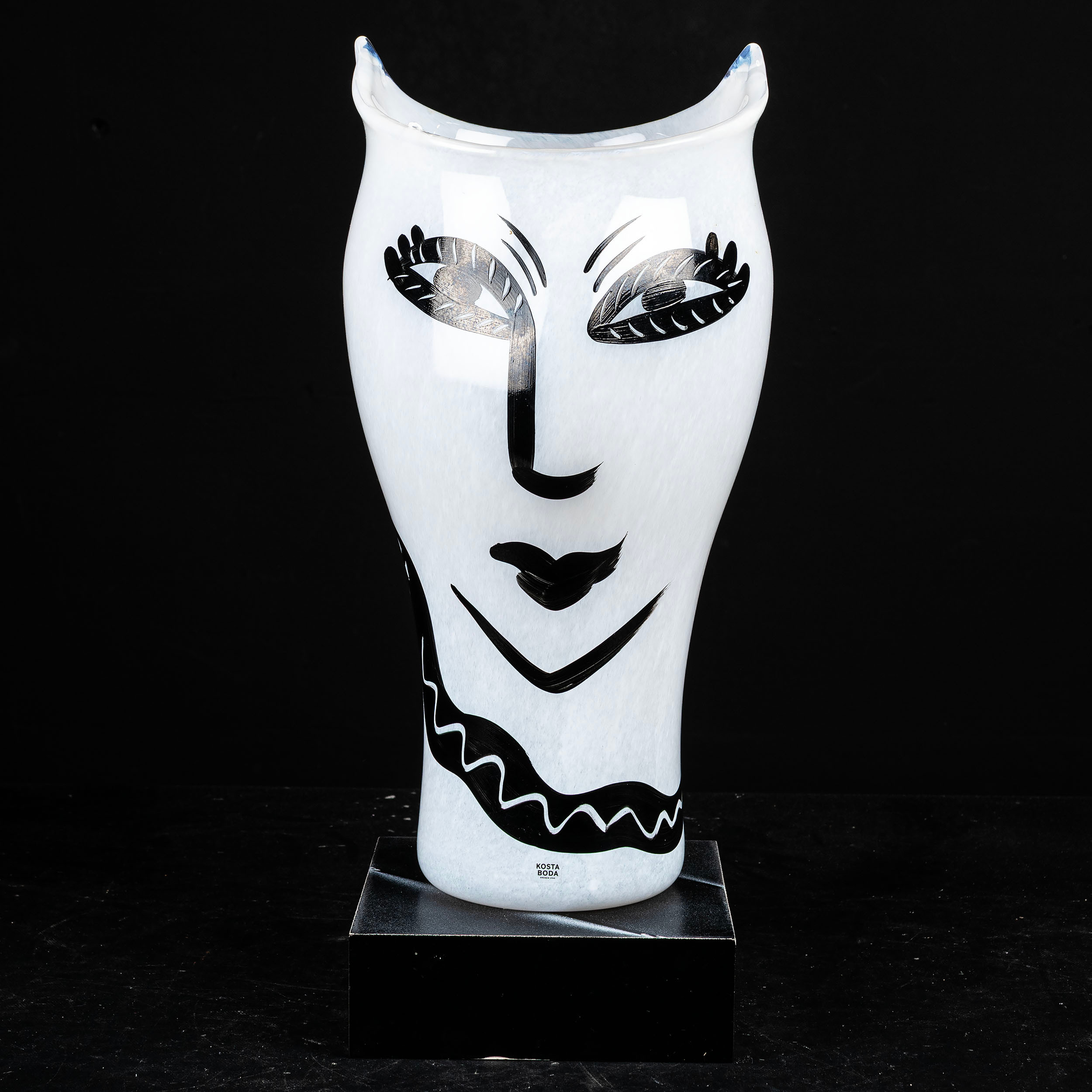 ULRICA HYDMAN-VALLIEN. Vas på sockel, "Open Minds", Kosta Boda, signerad.