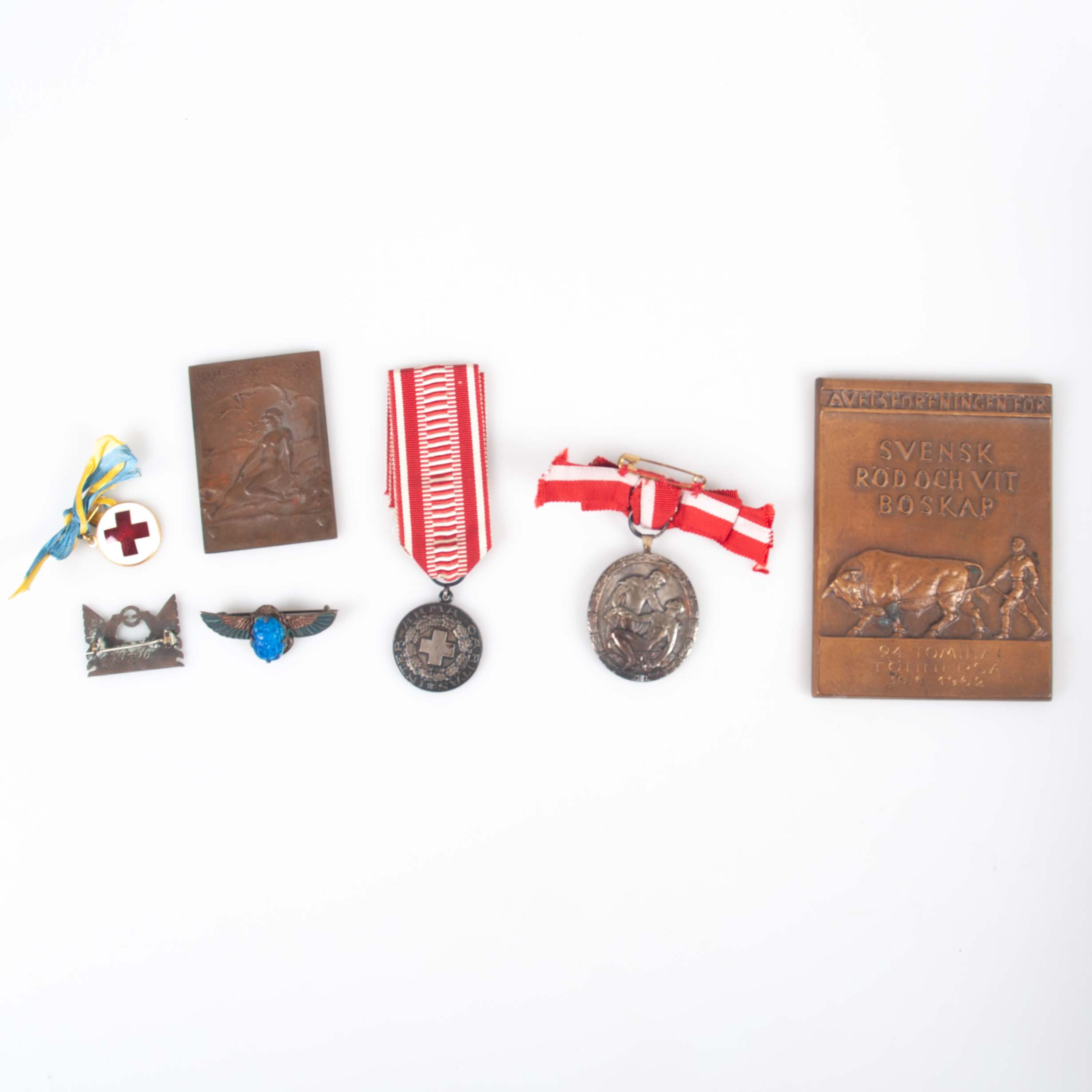 MEDALJER, BROSCHER och PLAKETTER. 7 delar. Från 1913 till 1900-talets mitt. Bl.a Röda Korset.