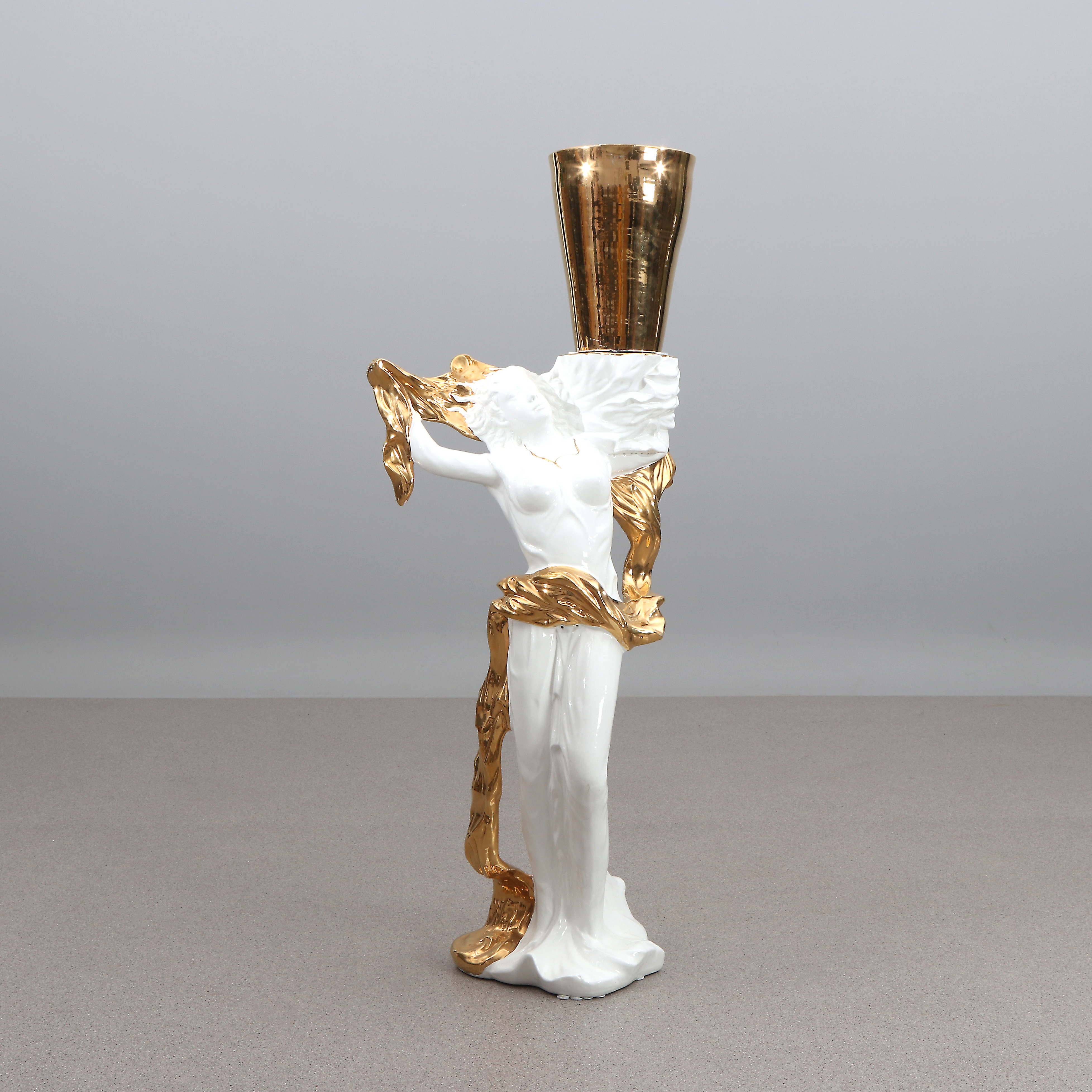 PIEDESTAL MED YTTERFODER. Glaserad keramik med förgylld dekor. Italien, 1980-tal.