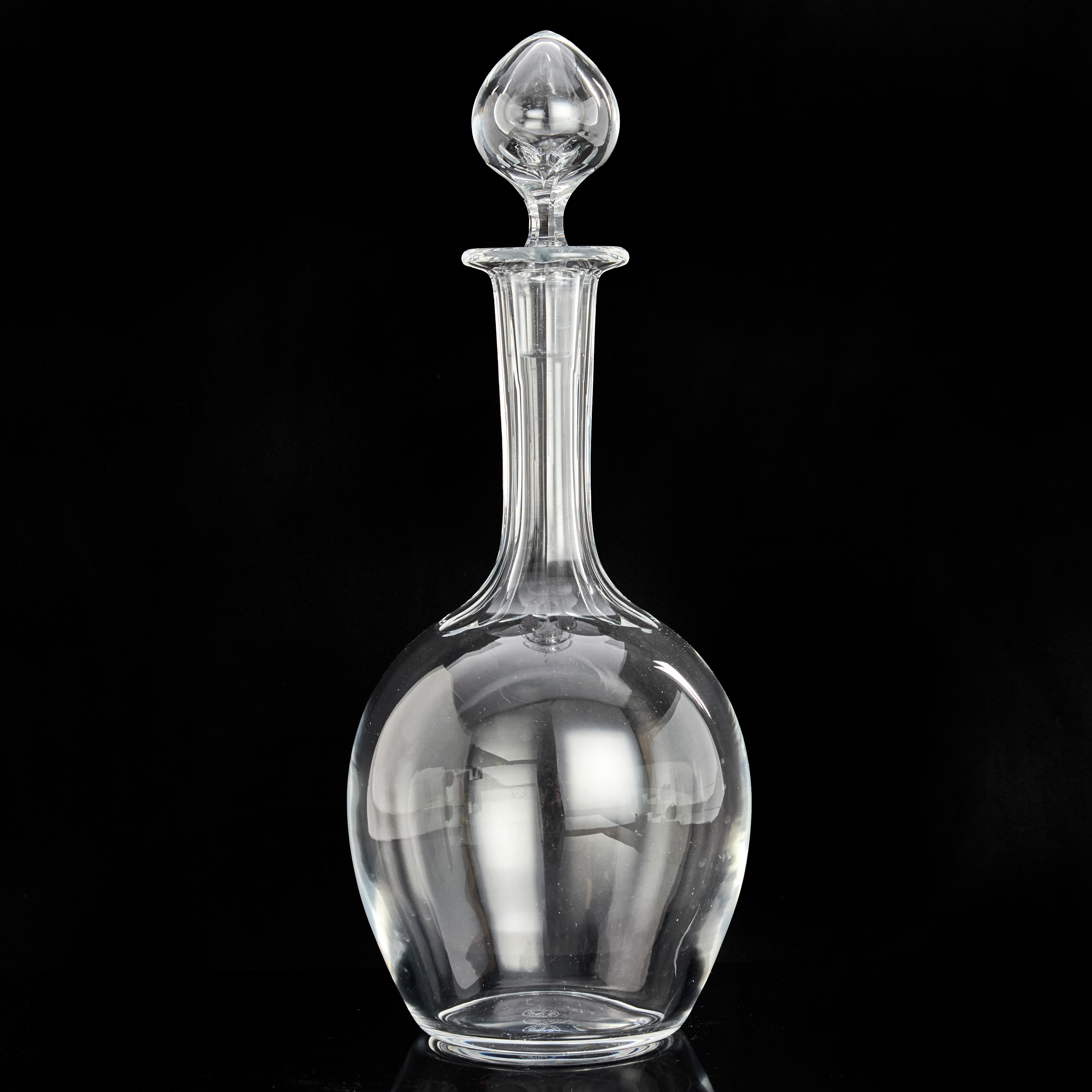 KARAFF, Baccarat, Frankrike, slipat klarglas, syraetsad märkning undertill.