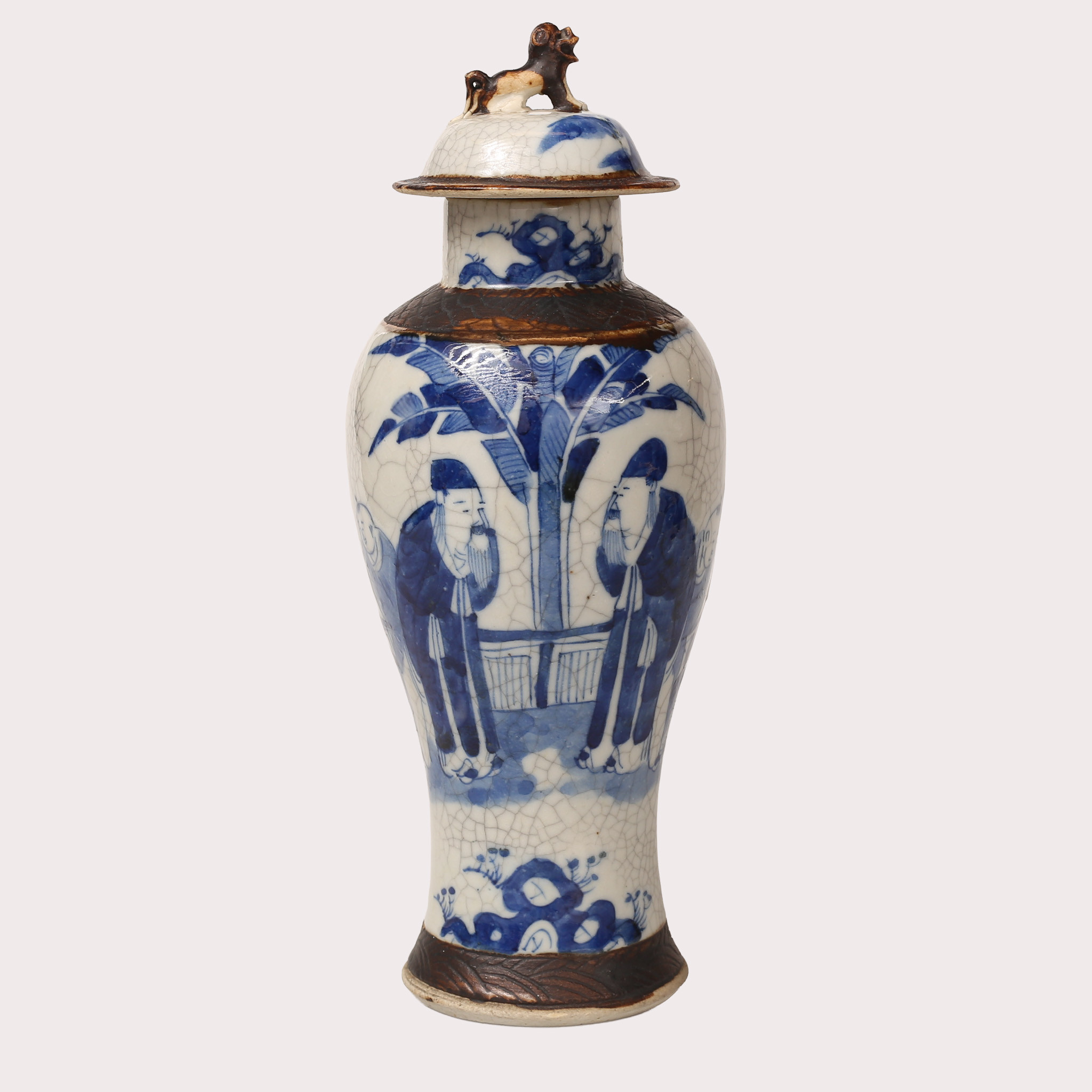 BALUSTERFORMAD URNA MED LOCK, porslin, underglasyrblått måleri, sgraffito, samt mörkt brun. Kina, omkring Tongzhi (1862-1874).