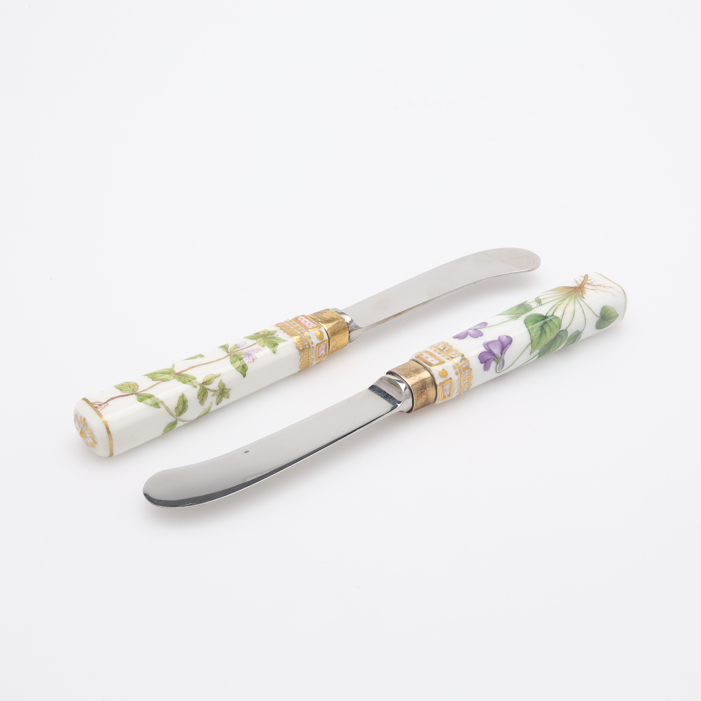 SMÖRKNIVAR, 2 ST, PORSLIN & SILVERMONTERAT ROSTFRITT STÅL, FLORA DANICA, ROYAL COPENHAGEN, DANMARK.