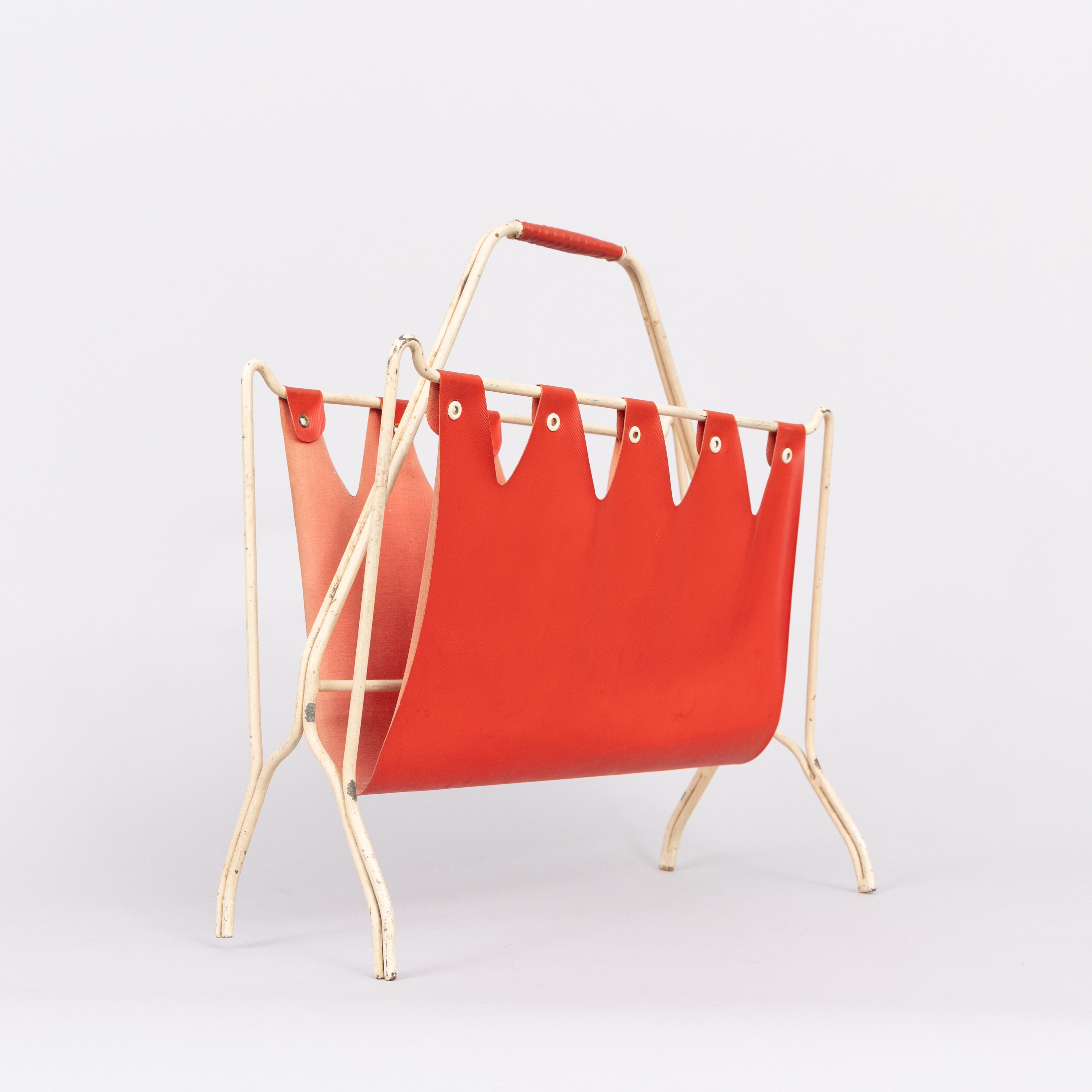 HANS AGNE JACOBSSON. Tidningsställ, modell S-193, bemålat järn och tyg i rött, Hans Agne Jacobsson AB, Markaryd.