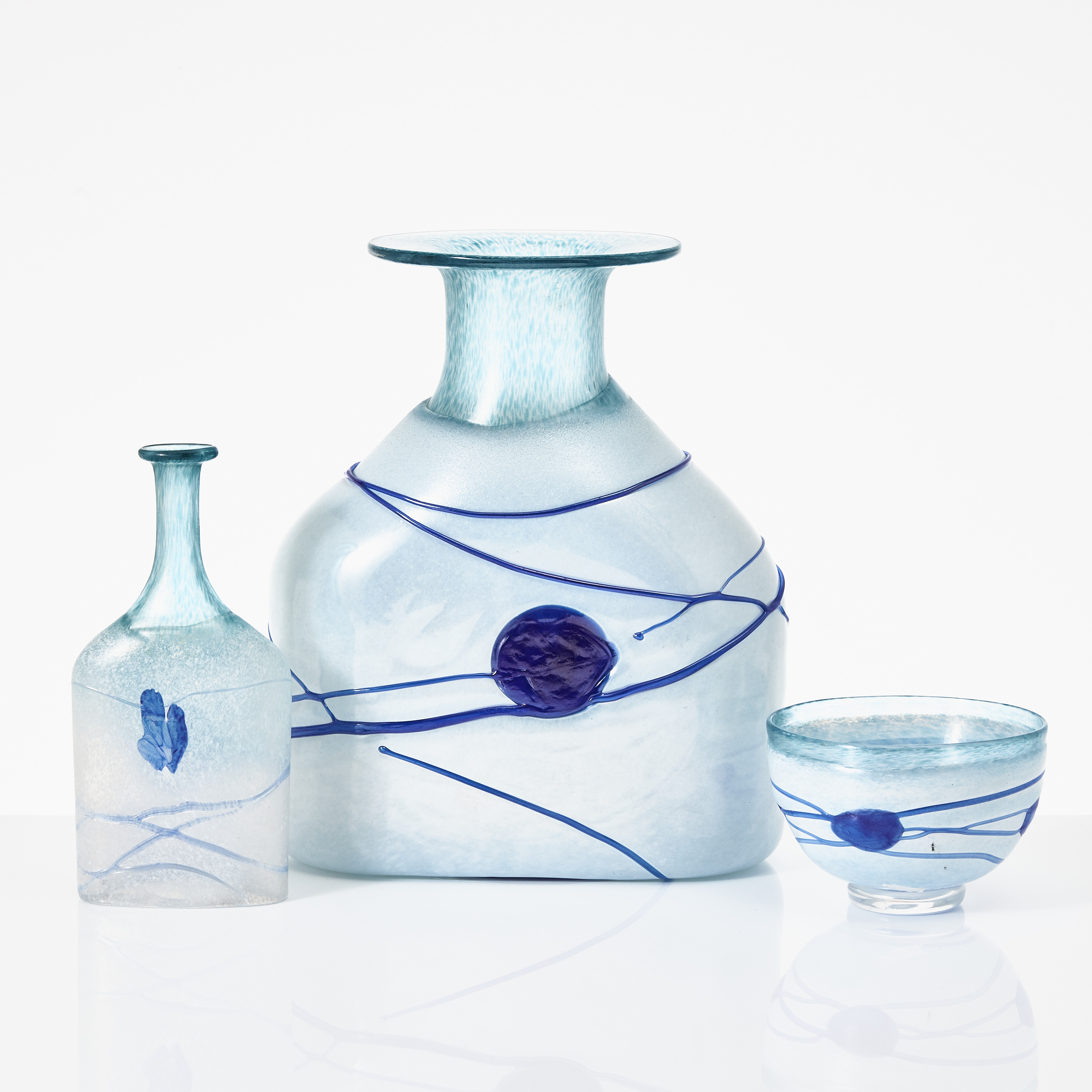 BERTIL VALLIEN. Vaser 2 stycken, skål "Galaxy", Kosta Boda Artist Collection 1982. Pålagd dekor i blått. Den mindre vasen signerad.