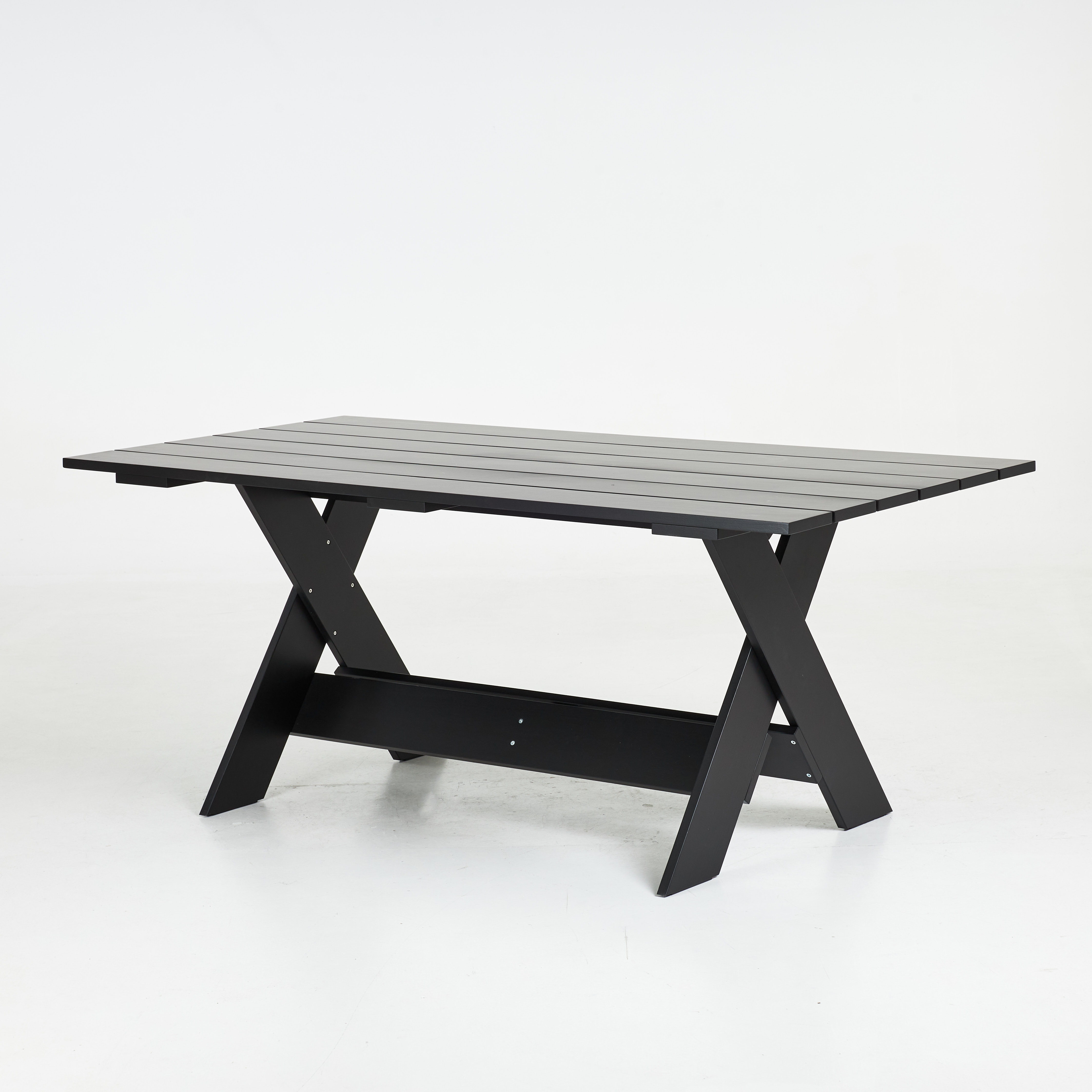 MATBORD. "Crate Dining Table", Hay, designat av Gerrit Rietveld, lackerad stomme i trä, kopplad benställning.