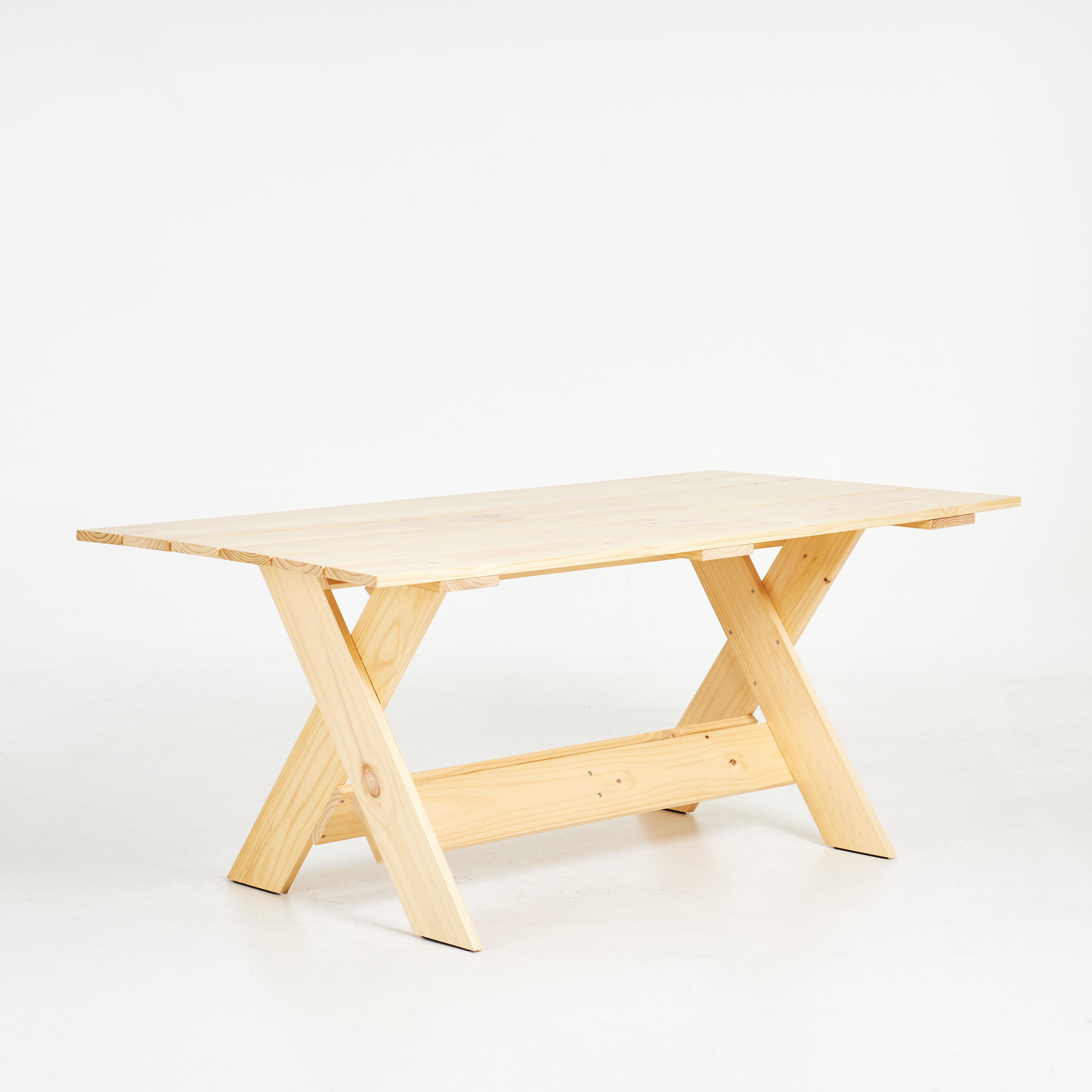 MATBORD. "Crate Dining Table", Hay, designat av Gerrit Rietveld, lackerad stomme i trä, kopplad benställning.