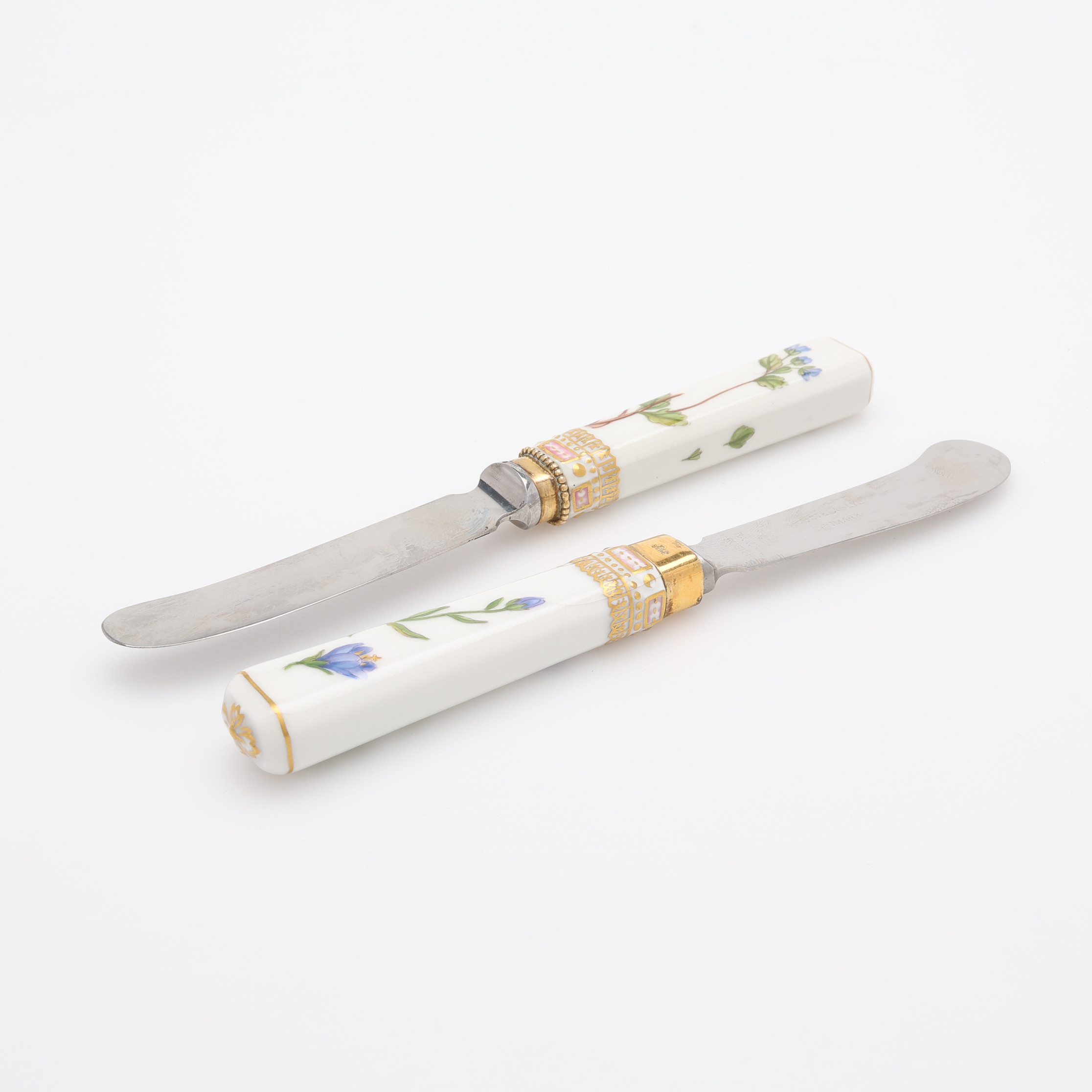 SMÖRKNIVAR, 2 ST, PORSLIN & ROSTFRITT STÅL, FLORA DANICA, ROYAL COPENHAGEN, DANMARK.