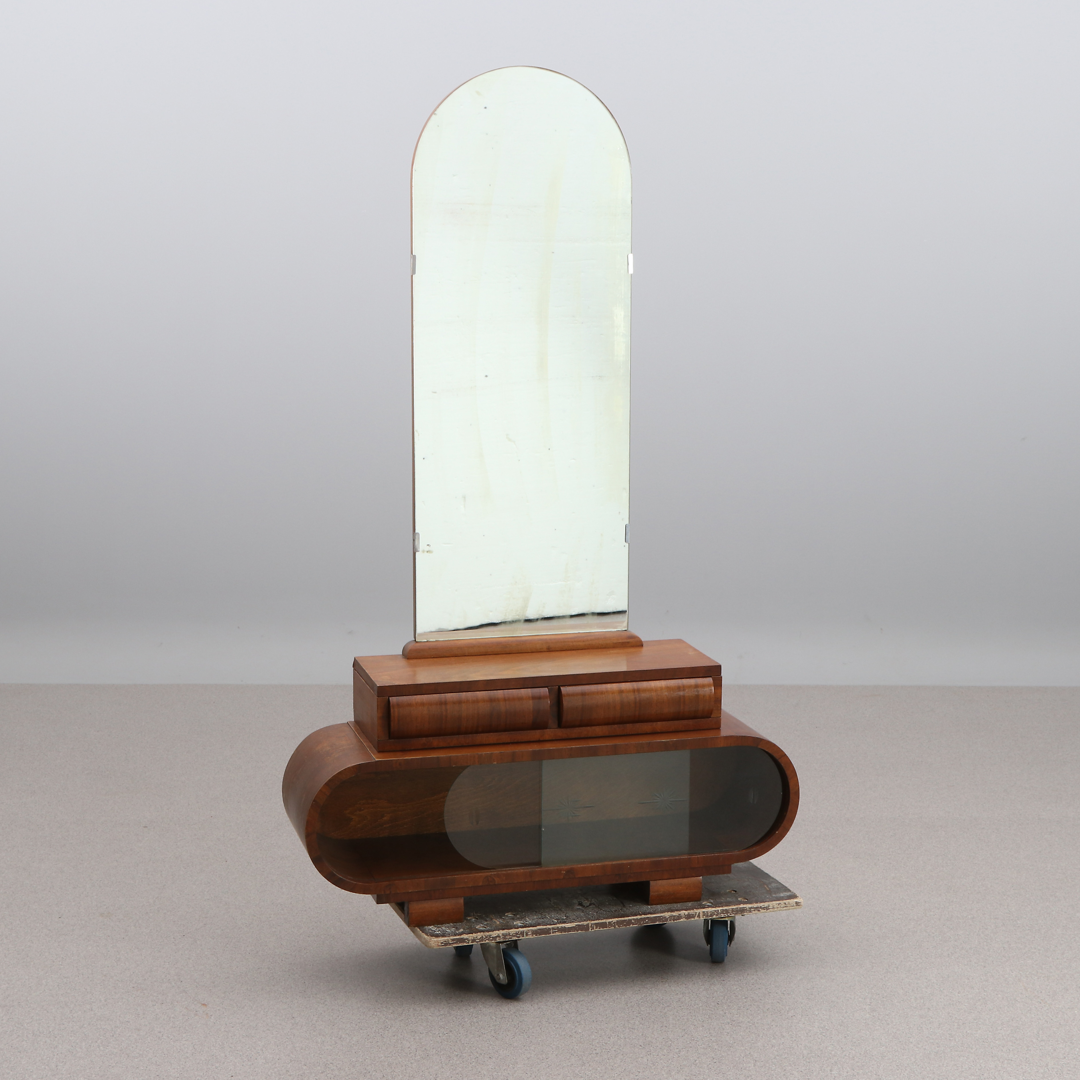 SPEGELMÖBEL MED VITRINNEDERDEL. Valnöt. Art Deco-stil, 1900-tal.