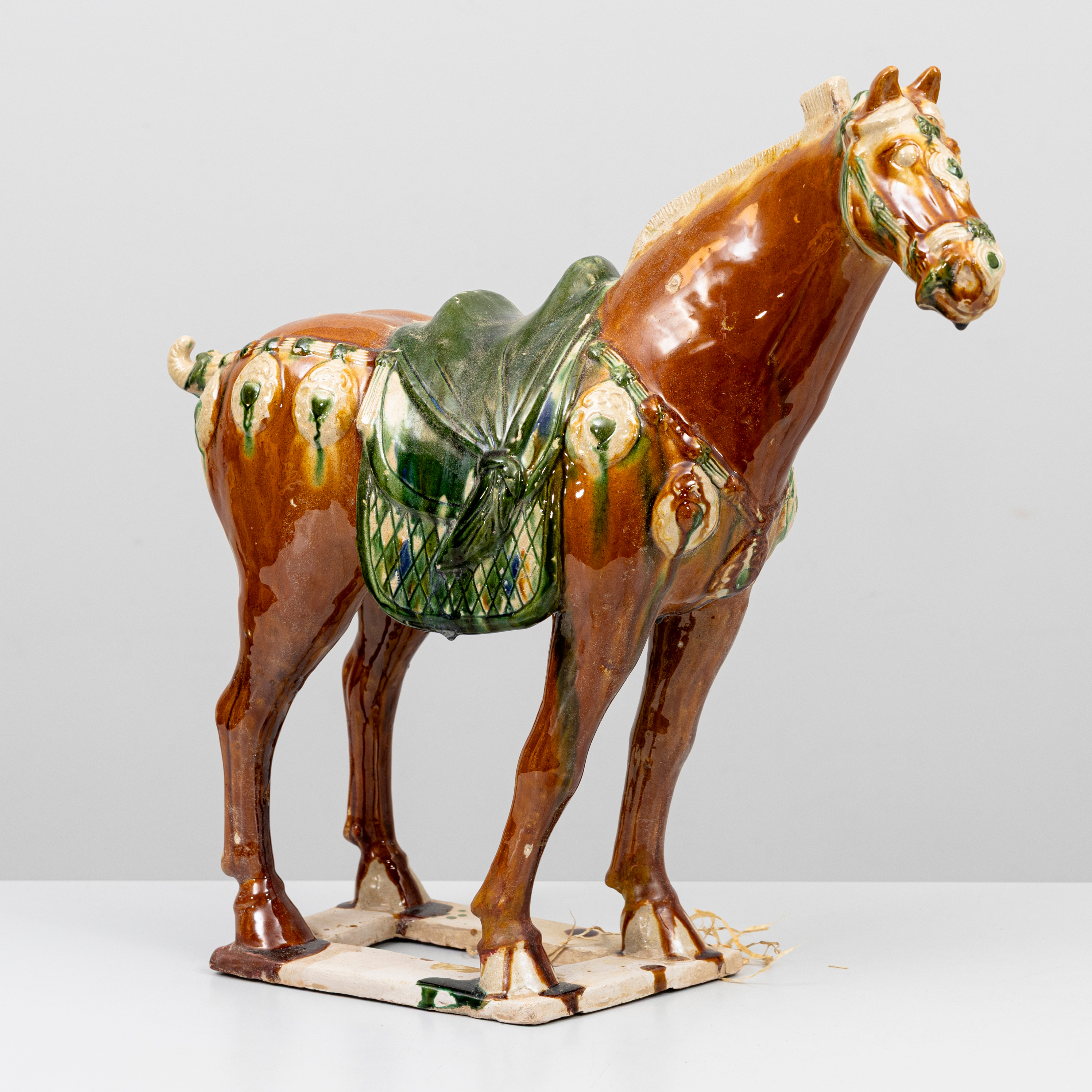 SKULPTUR, häst, sancaiglasyr, Tang-stil, Kina, 1900-tal.
