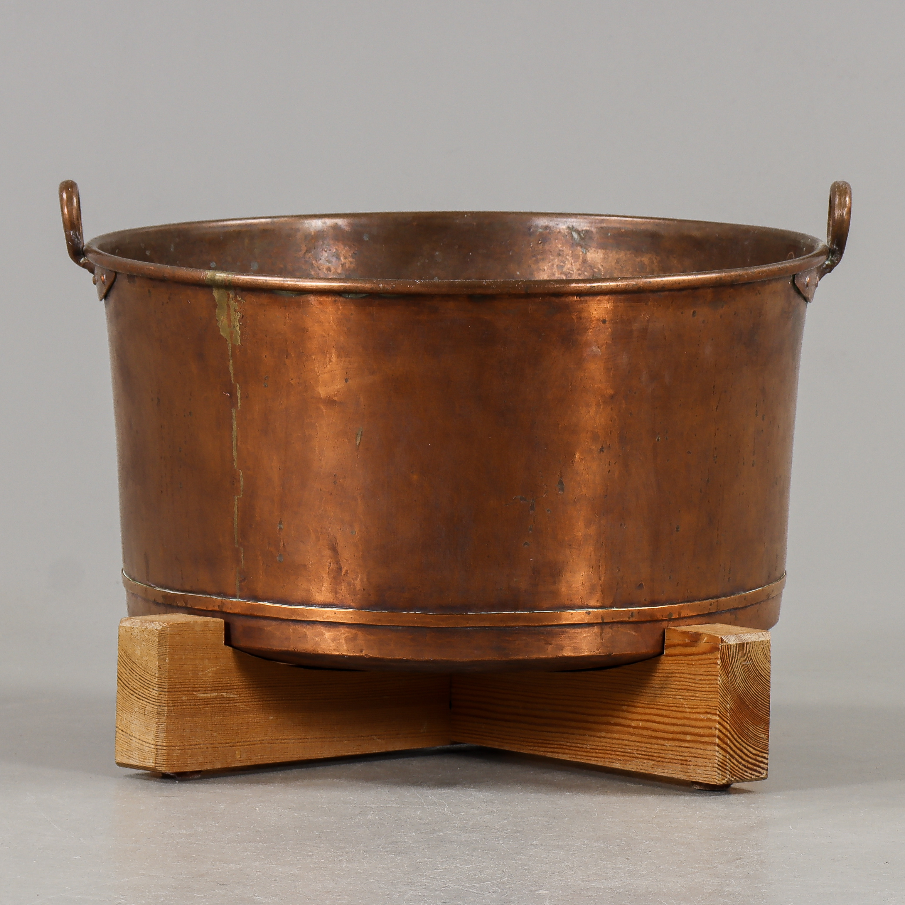 BLOMLÅDA Kopparbalja med benställning, 18/1900-tal.