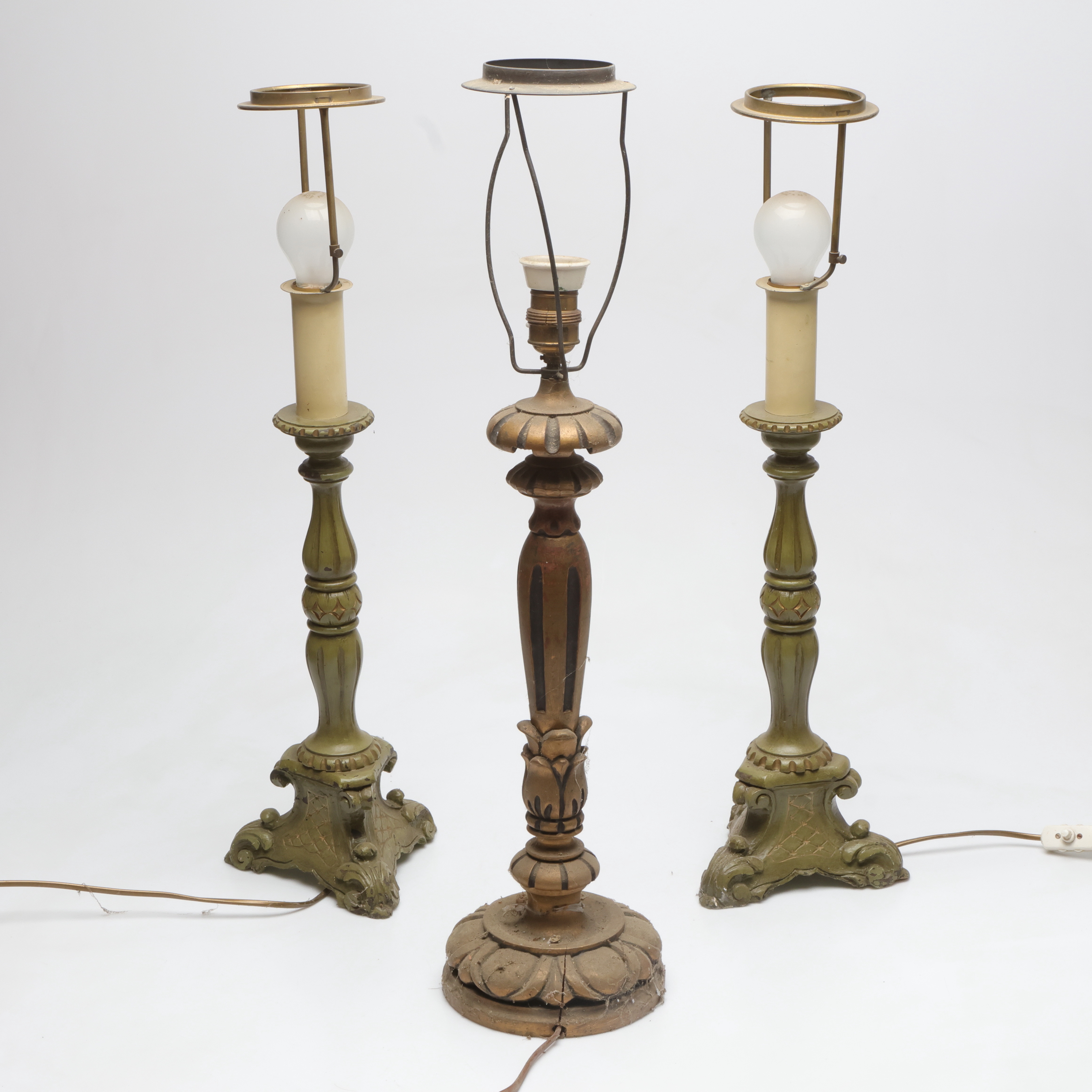 BORDSLAMPOR, 2+1, bemålat trä, 1900-tal.