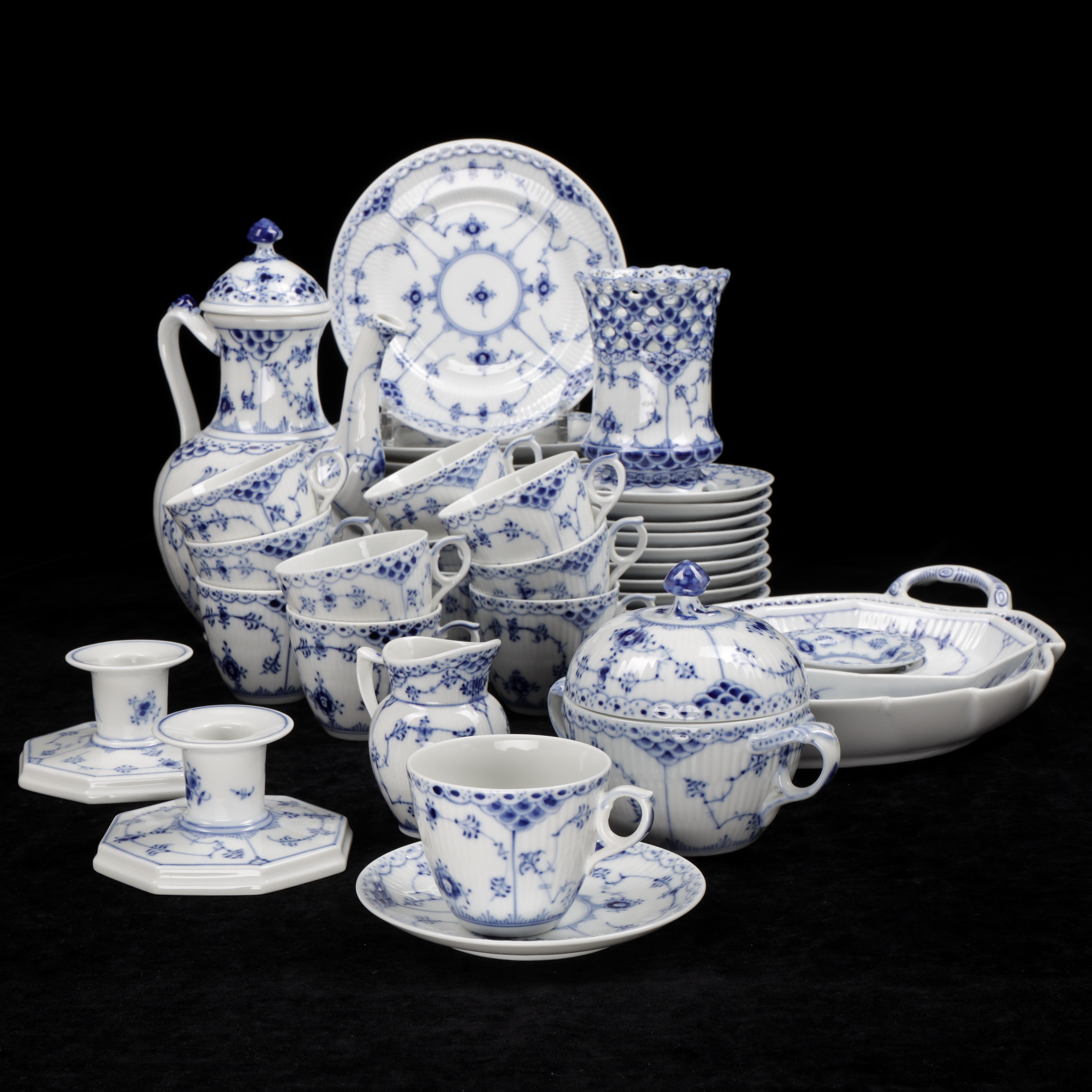 KAFFESERVIS, 45 delar, porslin, "Musselmalet", Royal Copenhagen, Danmark.