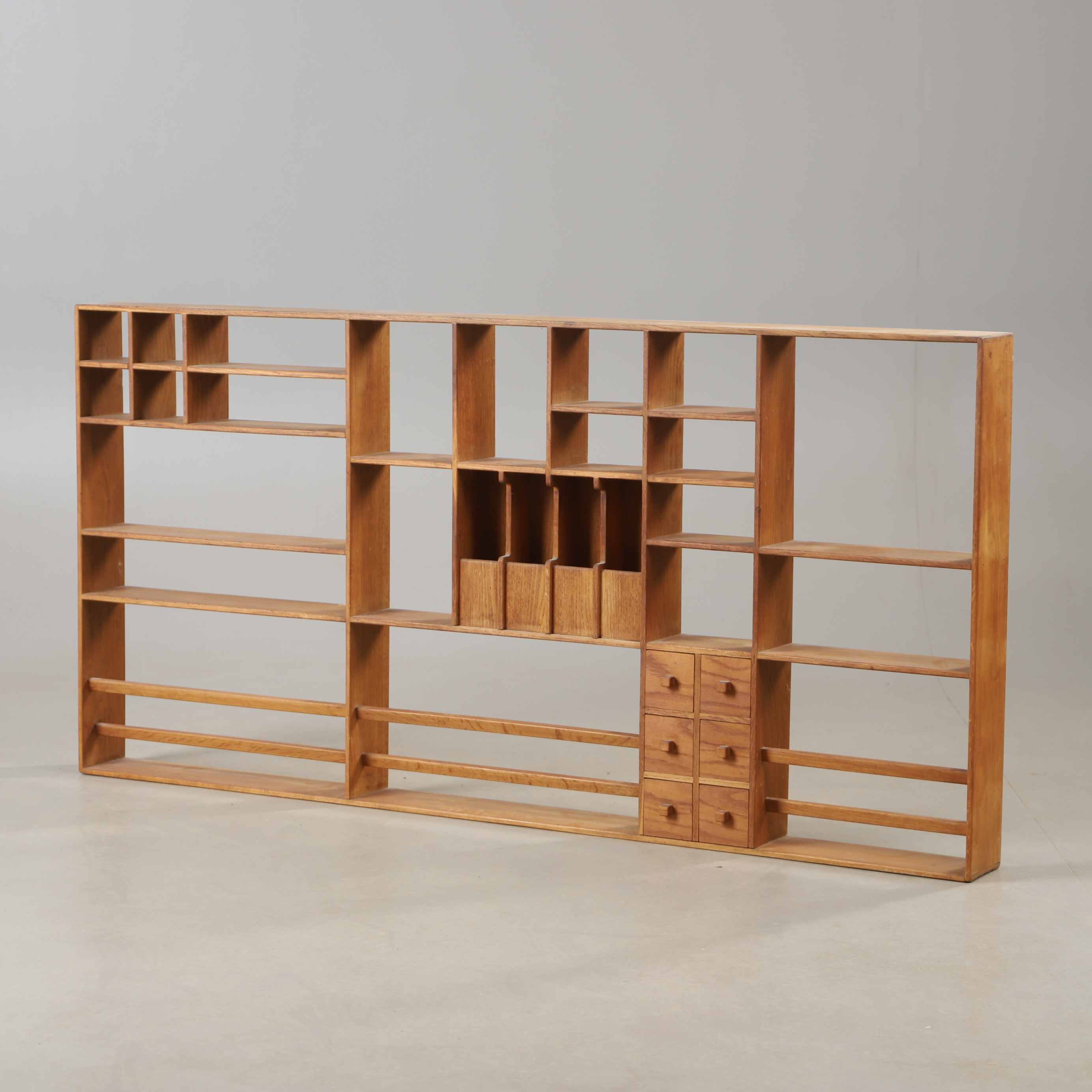 VÄGGHYLLA, ek, Mäster på Väster, 1900-talets andra hälft.