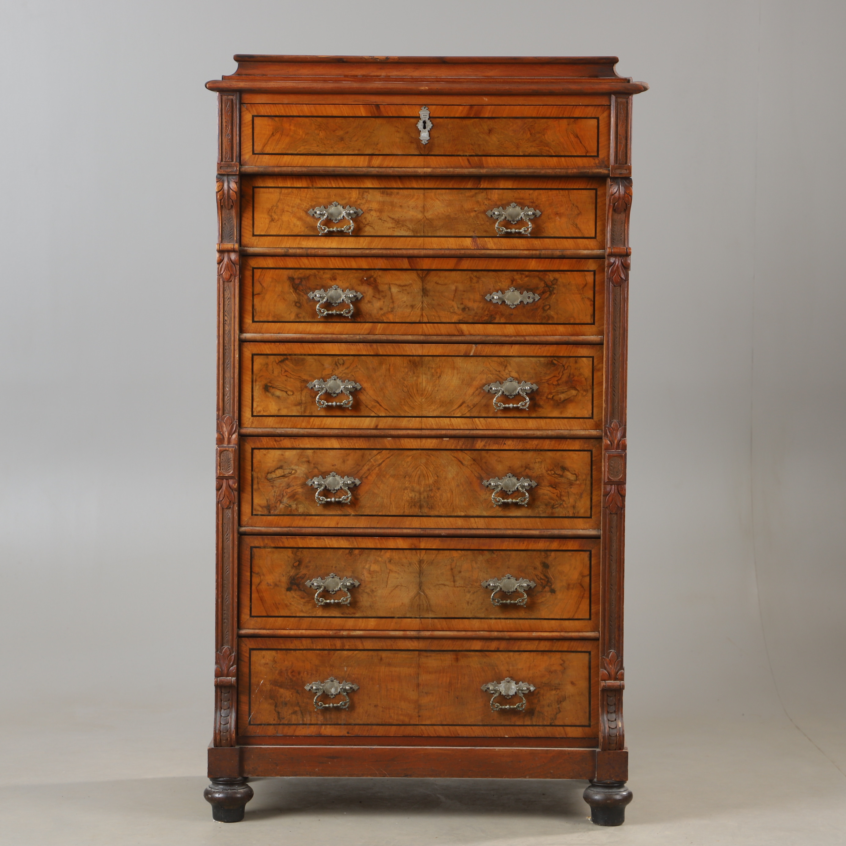 HERRBYRÅ, 7-lådig, rot och valnöt, nyrenässans.