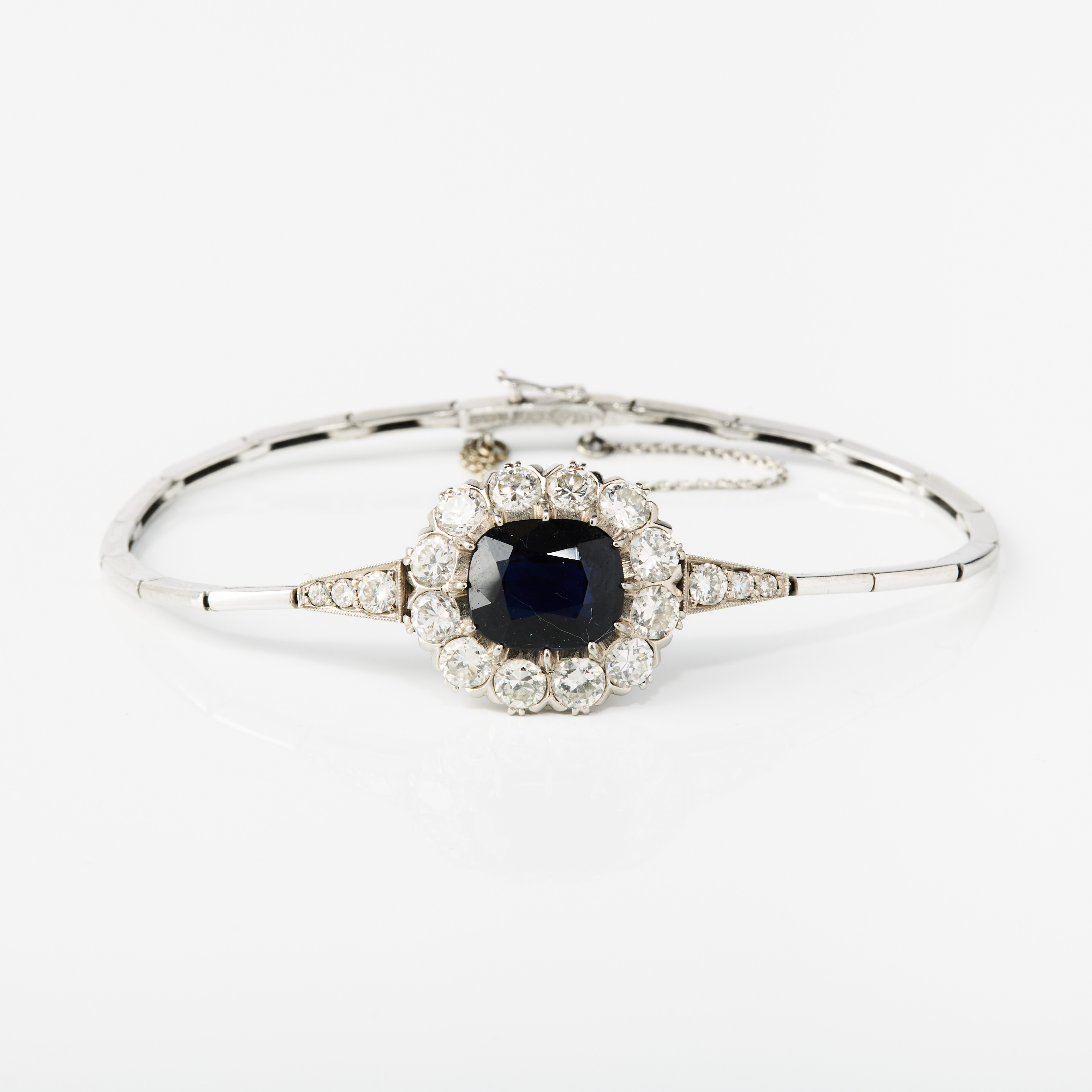 ARMBAND, 18K vitguld med en safir och diamanter, Gustav Dahlgren & Co, Malmö 1936.