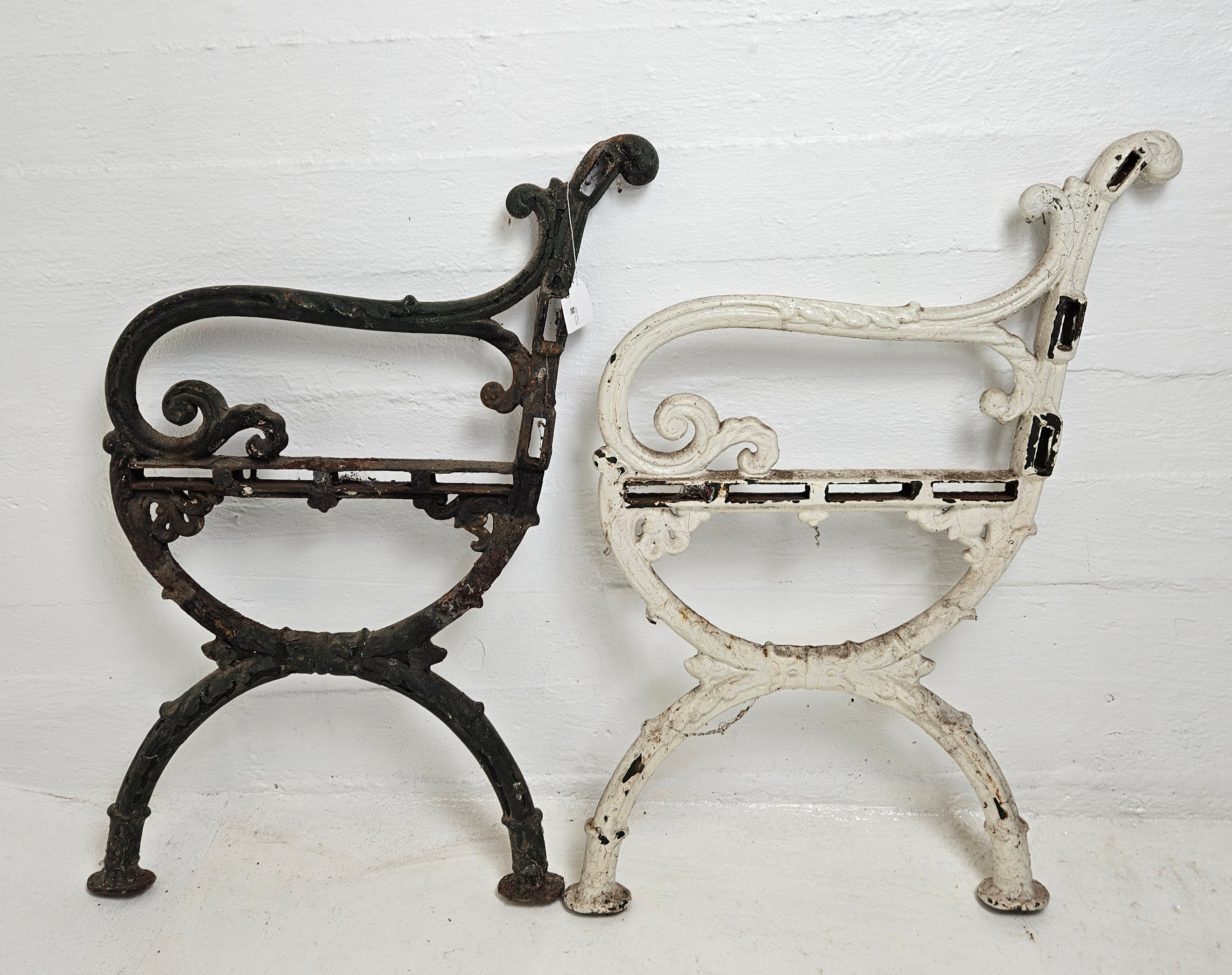 GJUTJÄRNSGAVLAR, ett par, till trädgårdssoffa, 1900-tal.