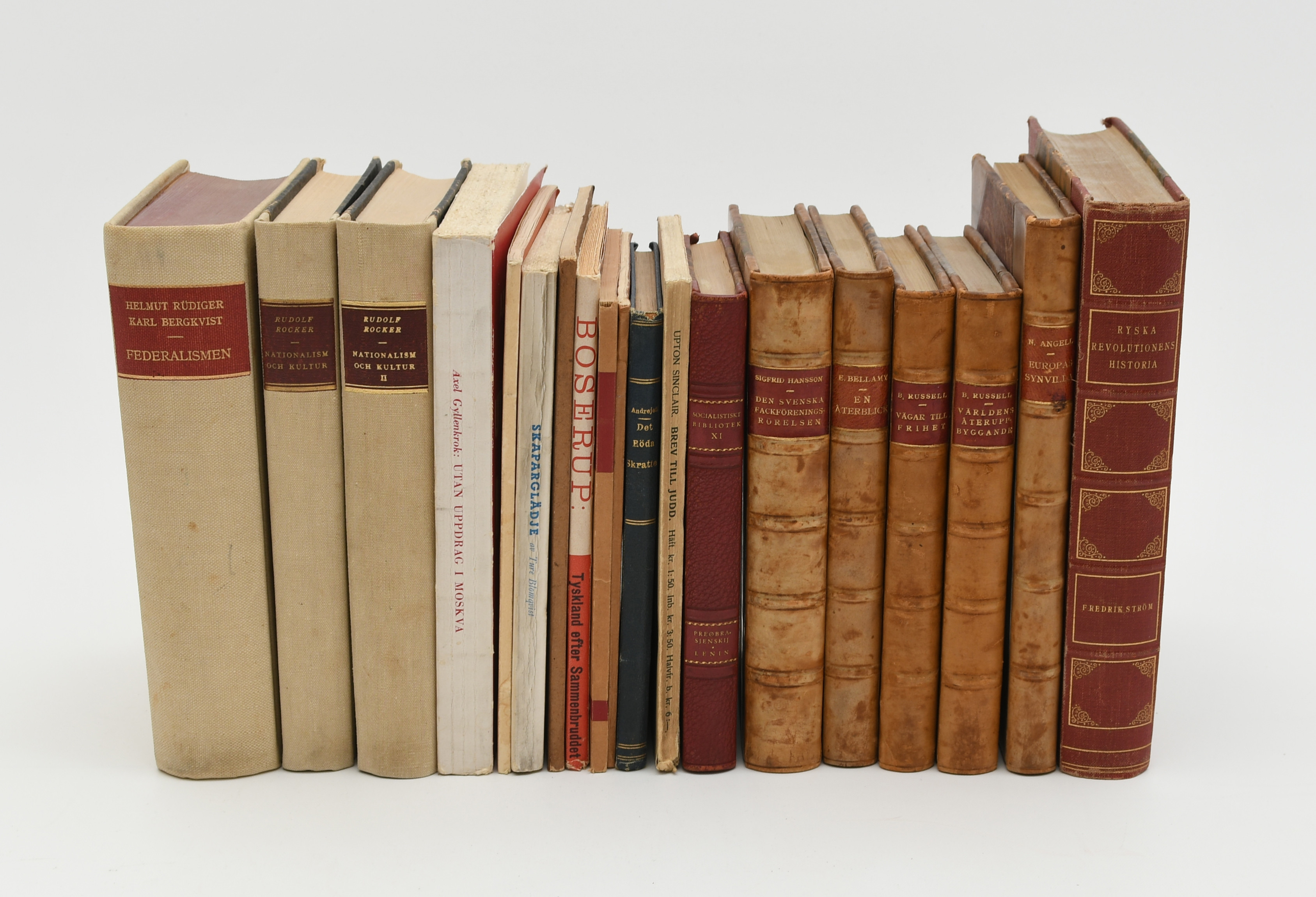 Böcker om nationalism, ryska revolutionen, federalism, den svenska fackföreningens rörelse, världens uppbyggnad. m m. 19 volymer.