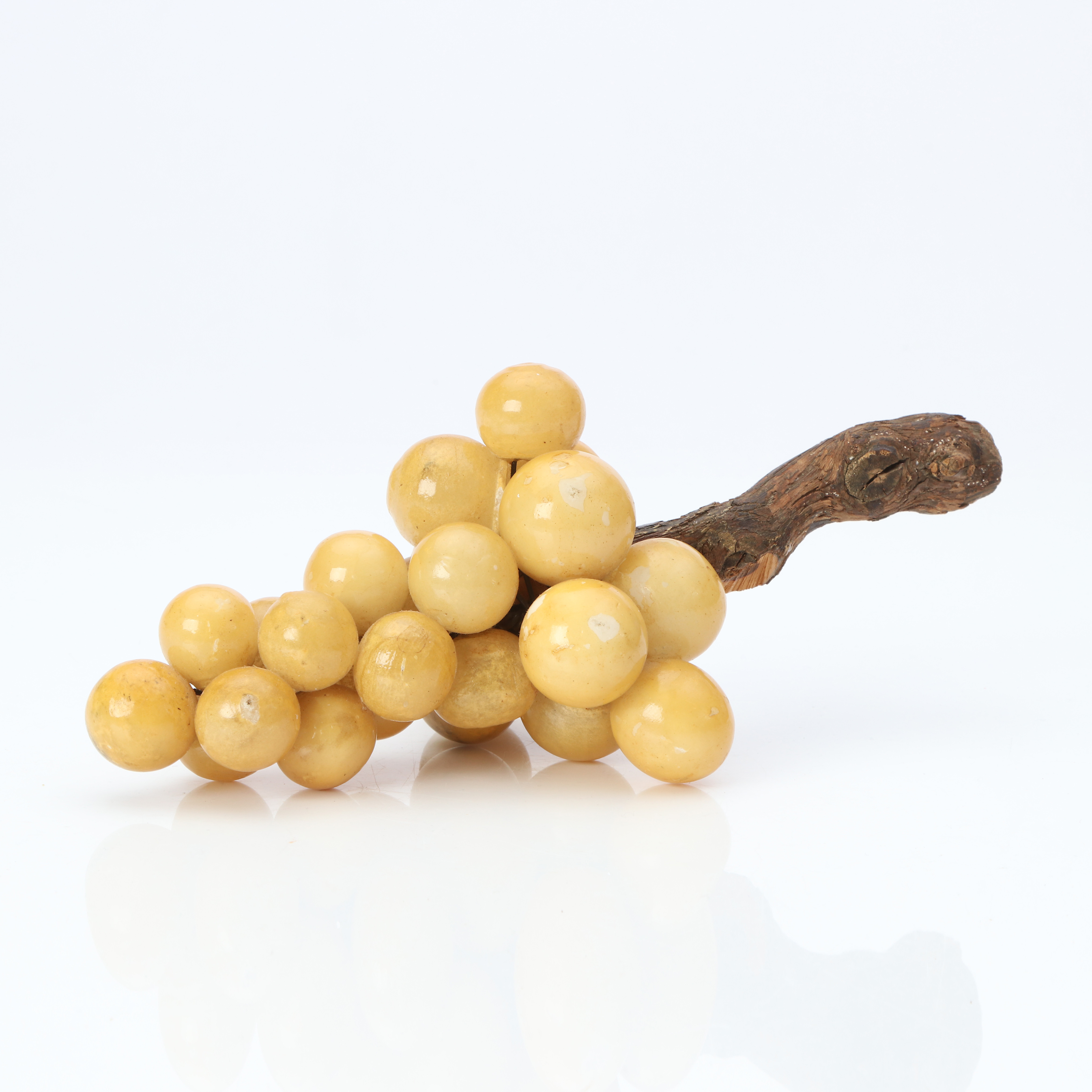 BORDSDEKORATION I FORM AV VINDRUVSKLASE. Alabaster och trä. 1900-talets andra hälft.